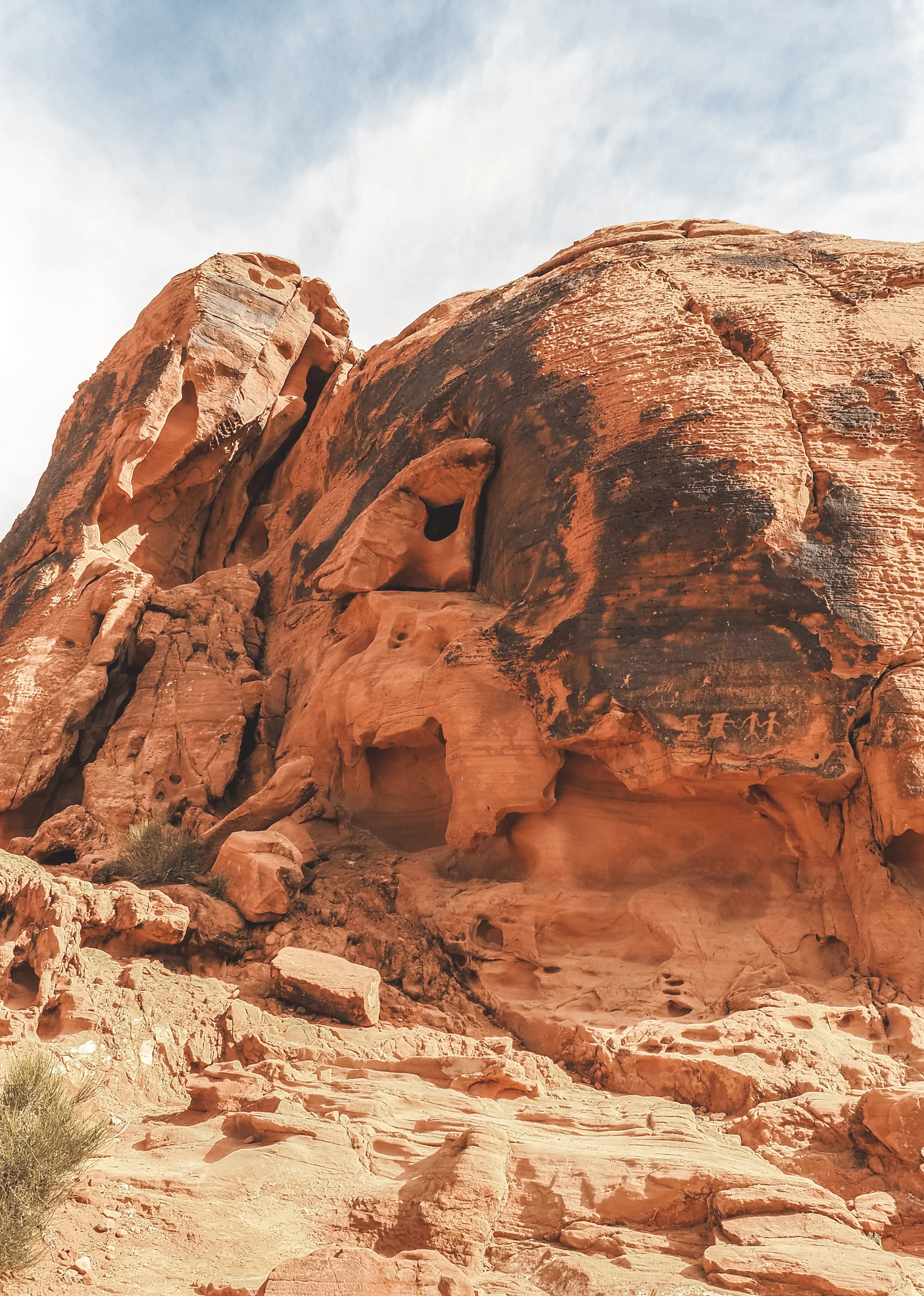 Valley of Fire state Park is home to some amazing hiking trails in the middle of the Nevada desert. Explore views of colorful rock formations and even ancient petroglyphs! #valleyoffire #nevada #statepark #hiking