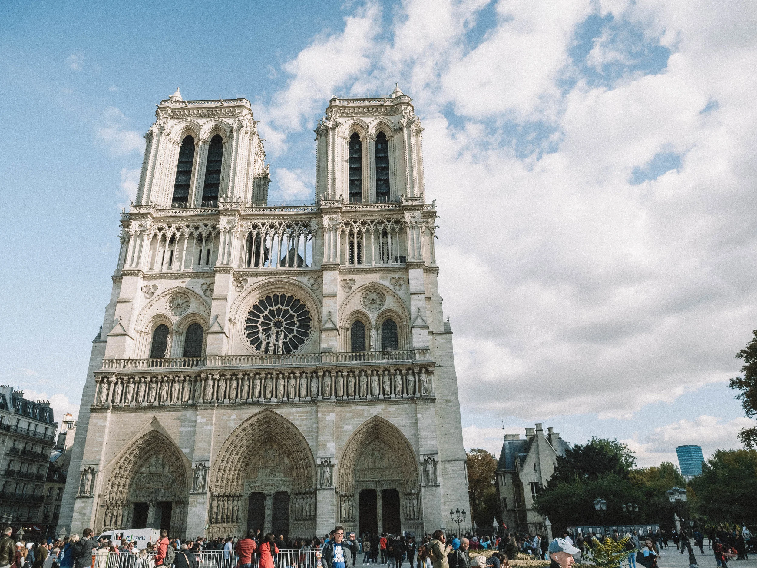 Paris is a stunning city filled with beautiful landmarks, architecture and history. Even if you only have one day in this beautiful destination, you can walk to many of the amazing sites. Grab your comfy shoes and read ahead for the ultimate one day walking itinerary of Paris including the Eiffel Tower, the Louve and Notre Dame. #paris #france #travelitinerary