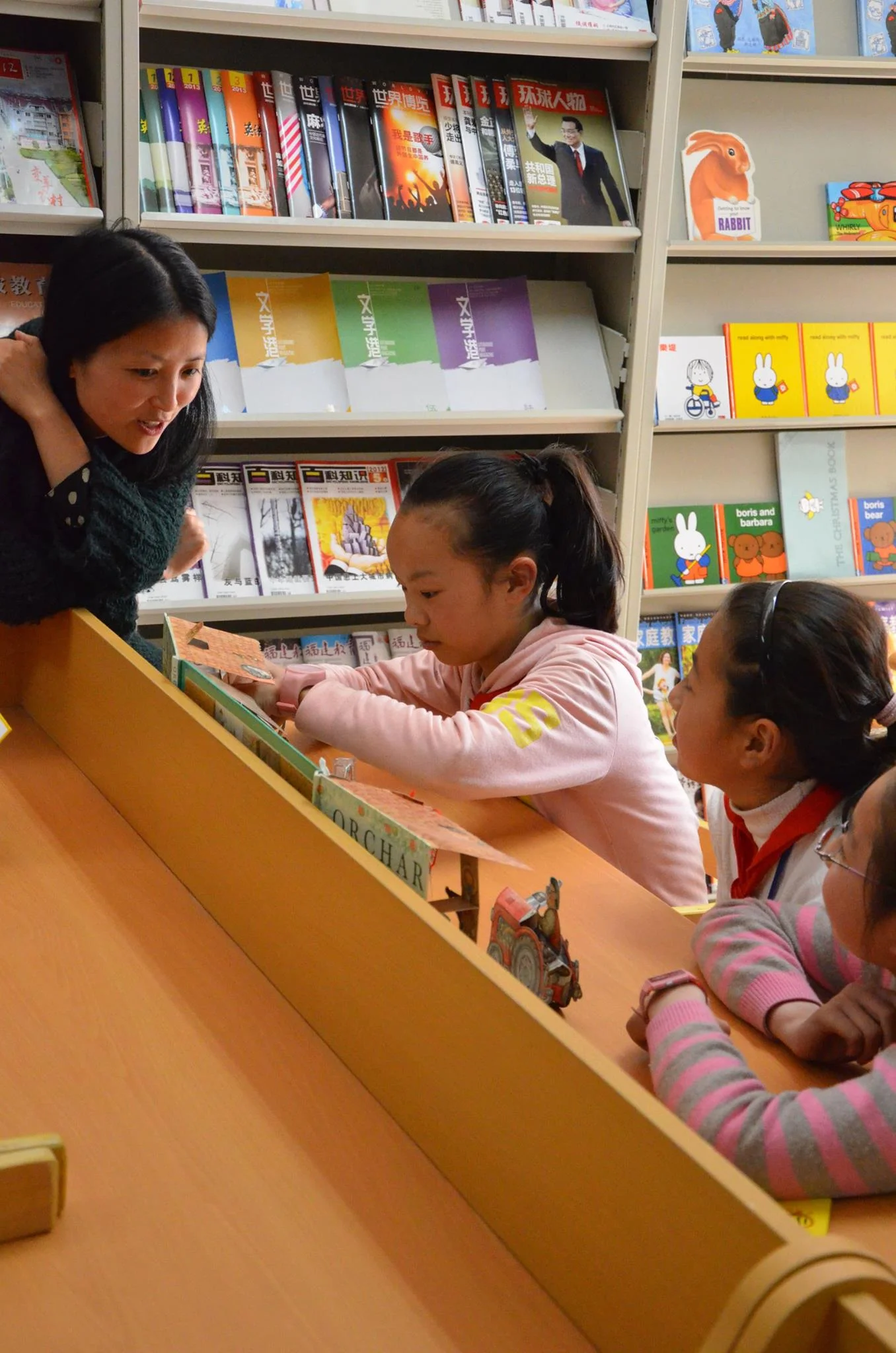 Visiting the library in Yuyao City where the children are reading the books that we donated. They are so enthusiastic about the different books they can read, and they told me that they are so looking forward to Friday afternoon when they can come to the library to read more. It makes me happy to see that they are enjoying the books so much and at the same time gain knowledge. WE NEED MORE GREAT BOOKS FOR CHILDREN! FOR THIS REASON I STARTED TO WRITE AND ILLUSTRATE MY OWN BOOKS IN 2018.