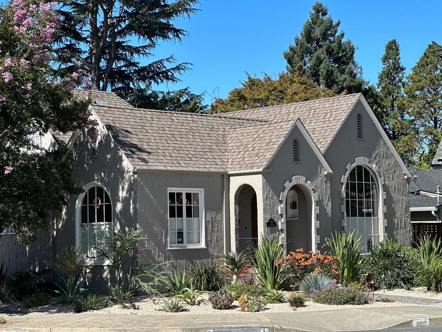 Lee Avenue 🌳 San Leandro, California. We brought this stunning Tudor home into the twenty first century with a killer Farallon garden, drip irrigation system and low voltage landscape lighting. Farallon Gardens is making San Leandro cool again! Now 