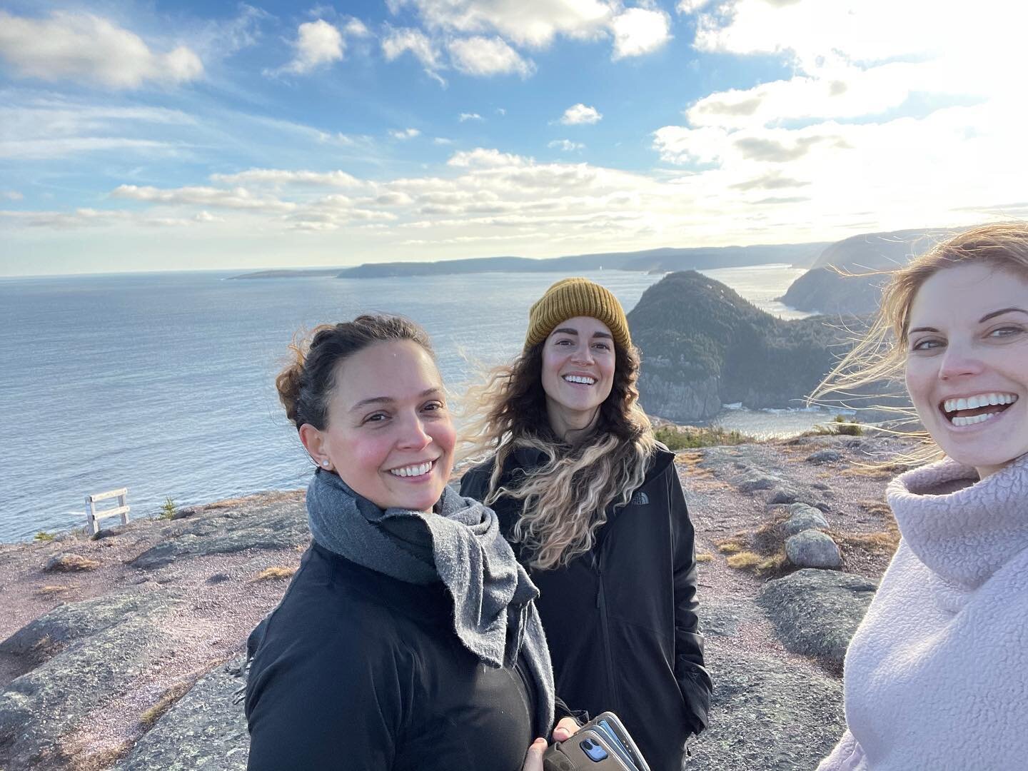 Hiking friends, new and old. Miss you already @aurelie.p_cst_and_lactation 🌲