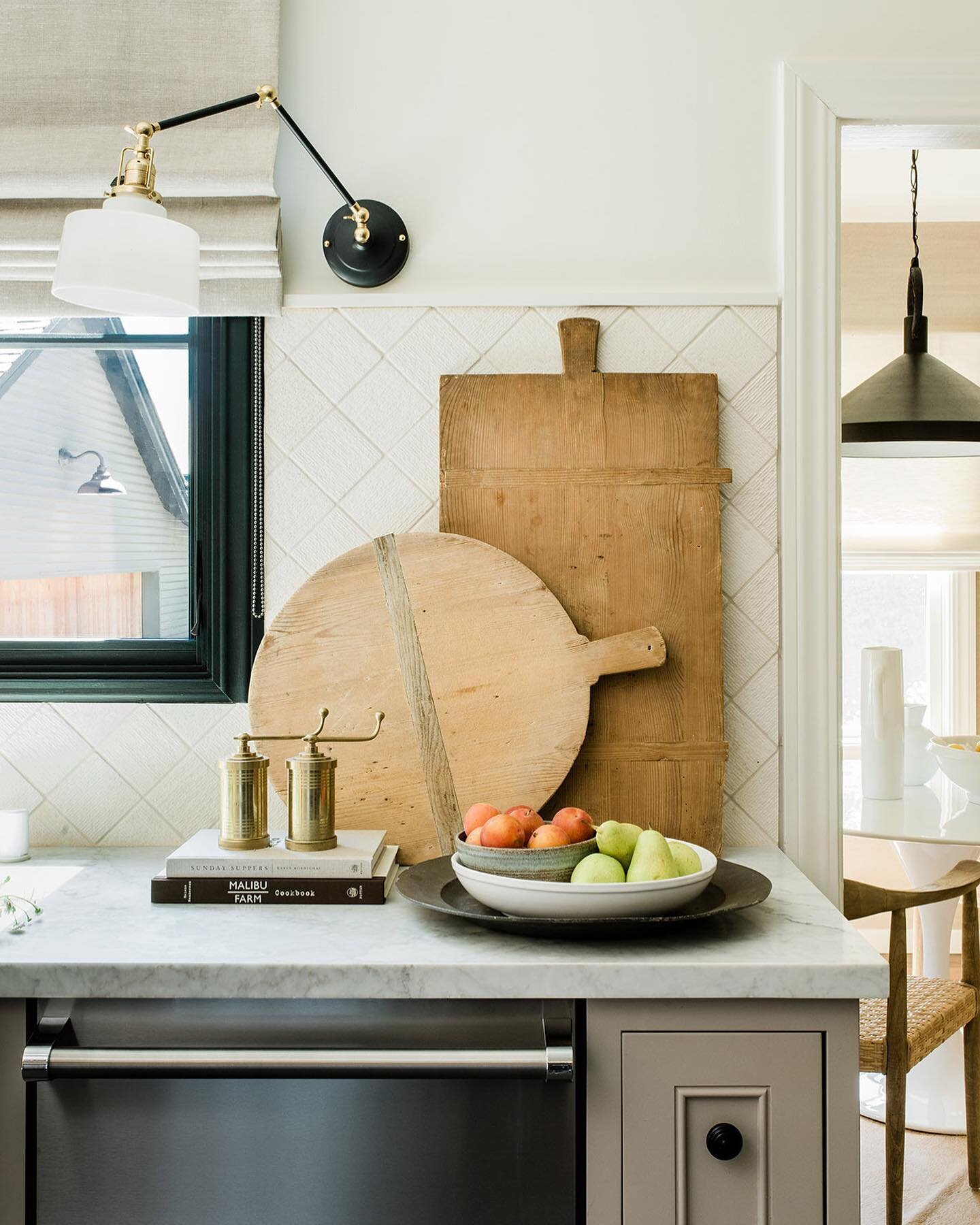 Layering cutting boards = instant Wine Country style! Have you tried it? ⠀
⠀
Shop these cutting boards at https://shopfletcherrhodes.com/collections/vintage-finds ⠀
⠀
#FletcherRhodes #FRstyle #InteriorDesign #WineCountryStyle #KitchenInspo #Healdsbur