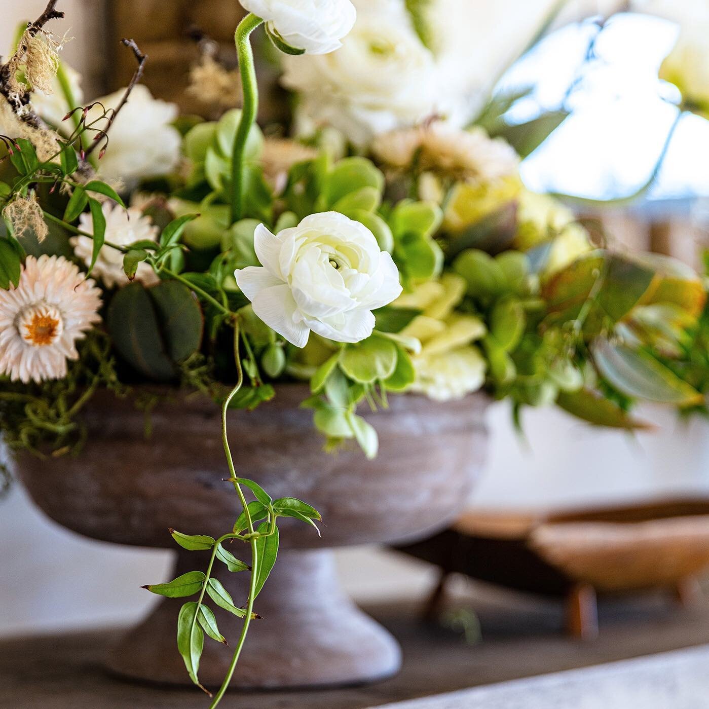 Just a little #WineCountryStyle for your Monday from one of our recent project shoots. Too pretty to pass up. Hope you're having a great week! ⠀
⠀
#FletcherRhodes #FRstyle #InteriorDesign #Florals #TraditionalinTiburon
