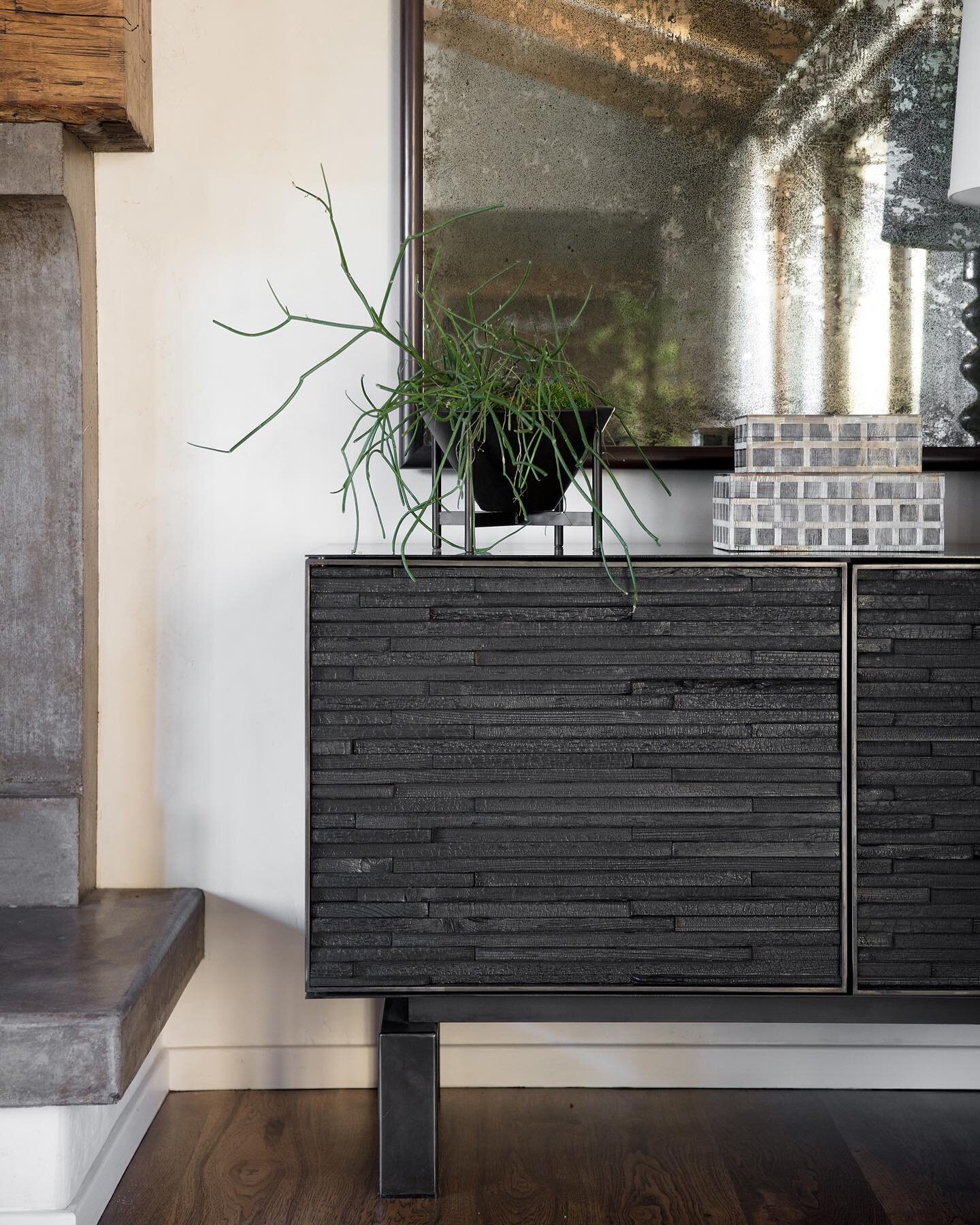 #WineCountryStyle oftentimes means mixing raw materials and finishes like stone, wood, and concrete. We're still slightly obsessed with this charred wood cabinet by John Liston in our #thesonomaranch project. Isn't it stunning?? ⠀
⠀
Photographer: Tho