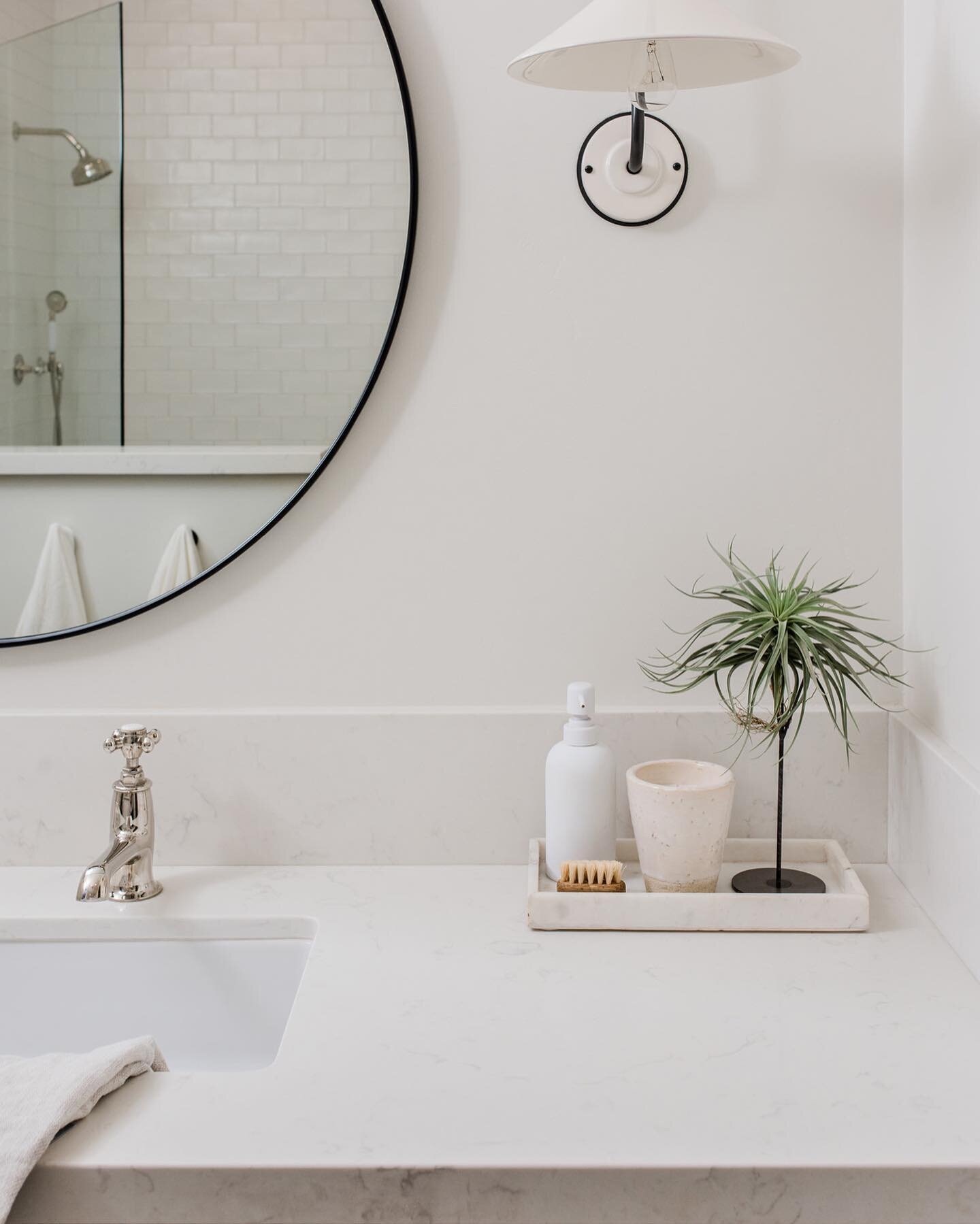 White on white on white on white! It just says CLEAN in a bathroom. And we say yes please. ⠀
⠀
Photographer: @rebeccagosselinphotography ⠀
#FletcherRhodes #FRstyle #InteriorDesign #WineCountryStyle #SonomaFamilyHome