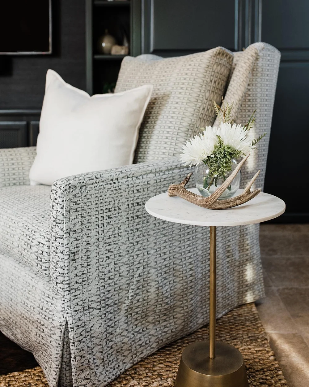 How beautiful is this fabric? A delicately detailed pattern adds subtle texture in our #SonomaEastsideManor project. ⠀
⠀
Fabric: @cctextiles ⠀
Photographer: @rebeccagosselinphotography ⠀
#FletcherRhodes #FRstyle #InteriorDesign #WineCountryStyle #Tex