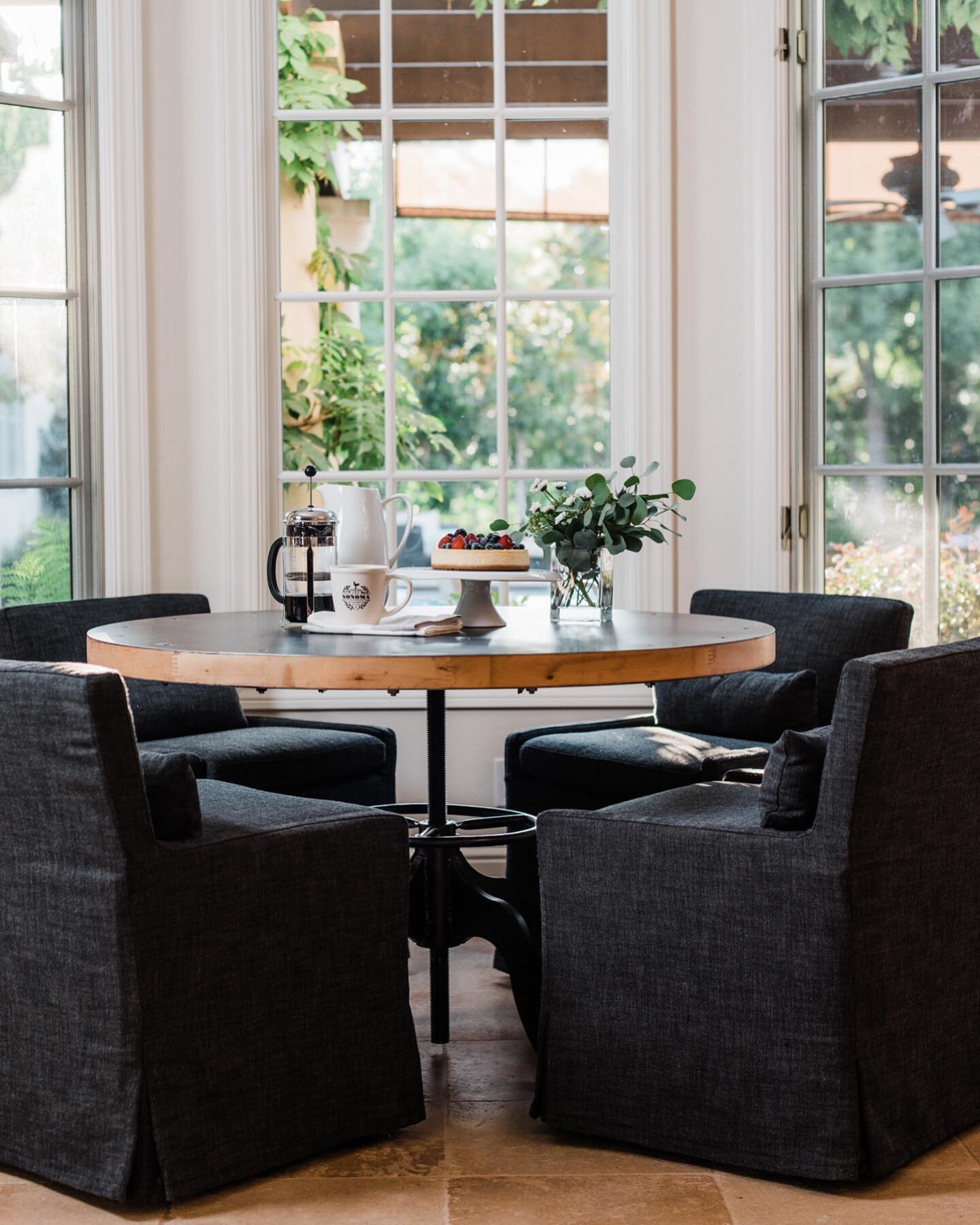 With dining chairs like these, we may spend all day here. #Wednesday ⠀
⠀
Photographer: @rebeccagosselinphotography ⠀
#FletcherRhodes #FRstyle #InteriorDesign #WineCountryStyle #SonomaEastsideManor