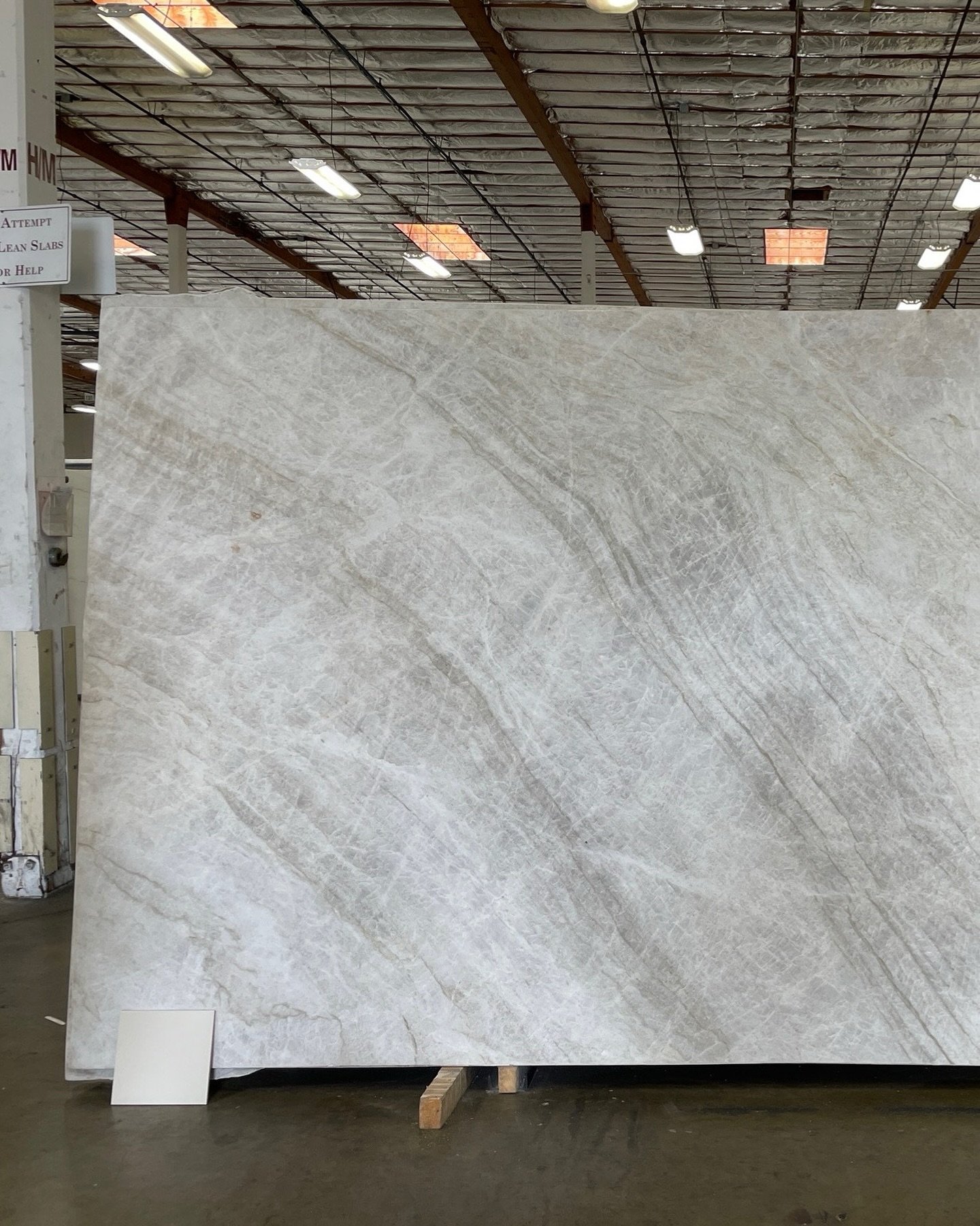 SLAYYYing slab shopping 🧨

#marbleslab #marblelove #countertop #newkitchen