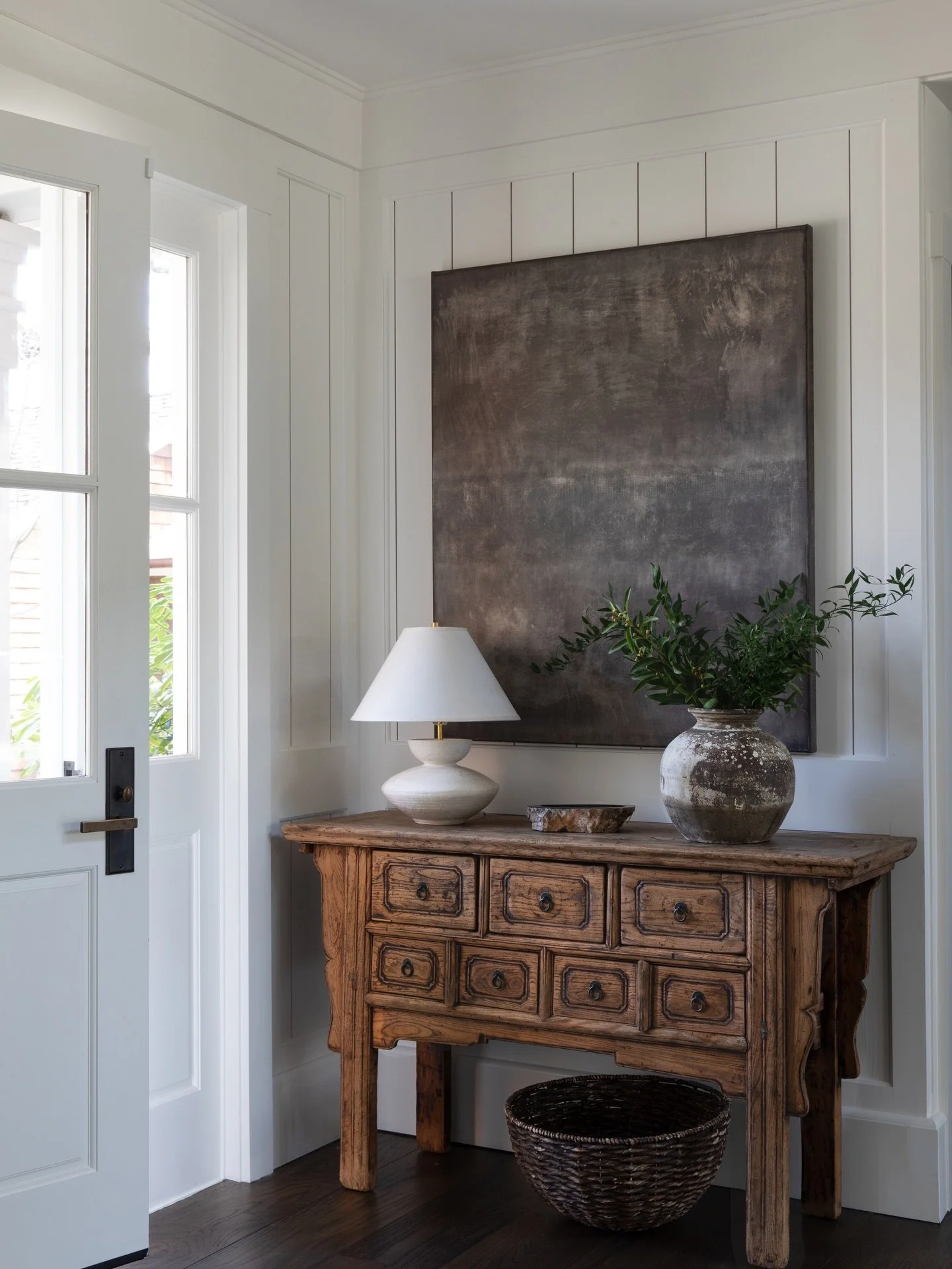 A warm welcome 🤎 Is anyone else into a rich, chocolate brown palette lately? Must be the cool weather. ⁠
⁠
Photographer:&nbsp;@bessfriday⁠
⁠
⁠
-⁠
⁠
⁠
#interiordesigninspo #californiahomes #foyers