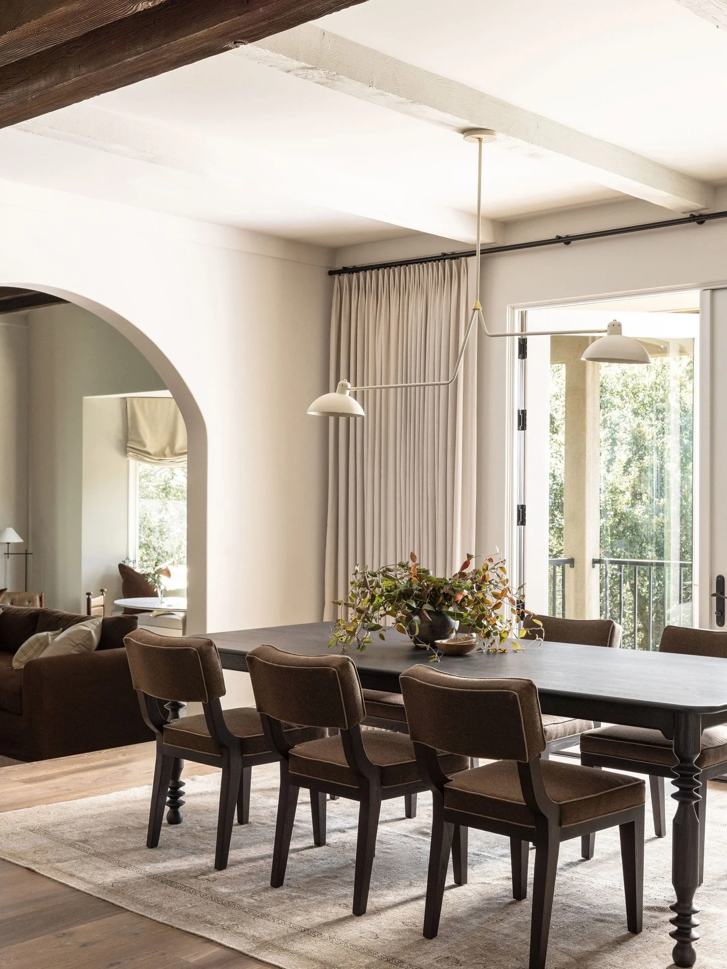 Clean lines, warm tones, and plenty of space to gather.⁠
⁠
Photographer: @stephanie__russo⁠
⁠
-⁠
⁠
⁠
#diningrooms #interiordesign #californiadesigner ⁠