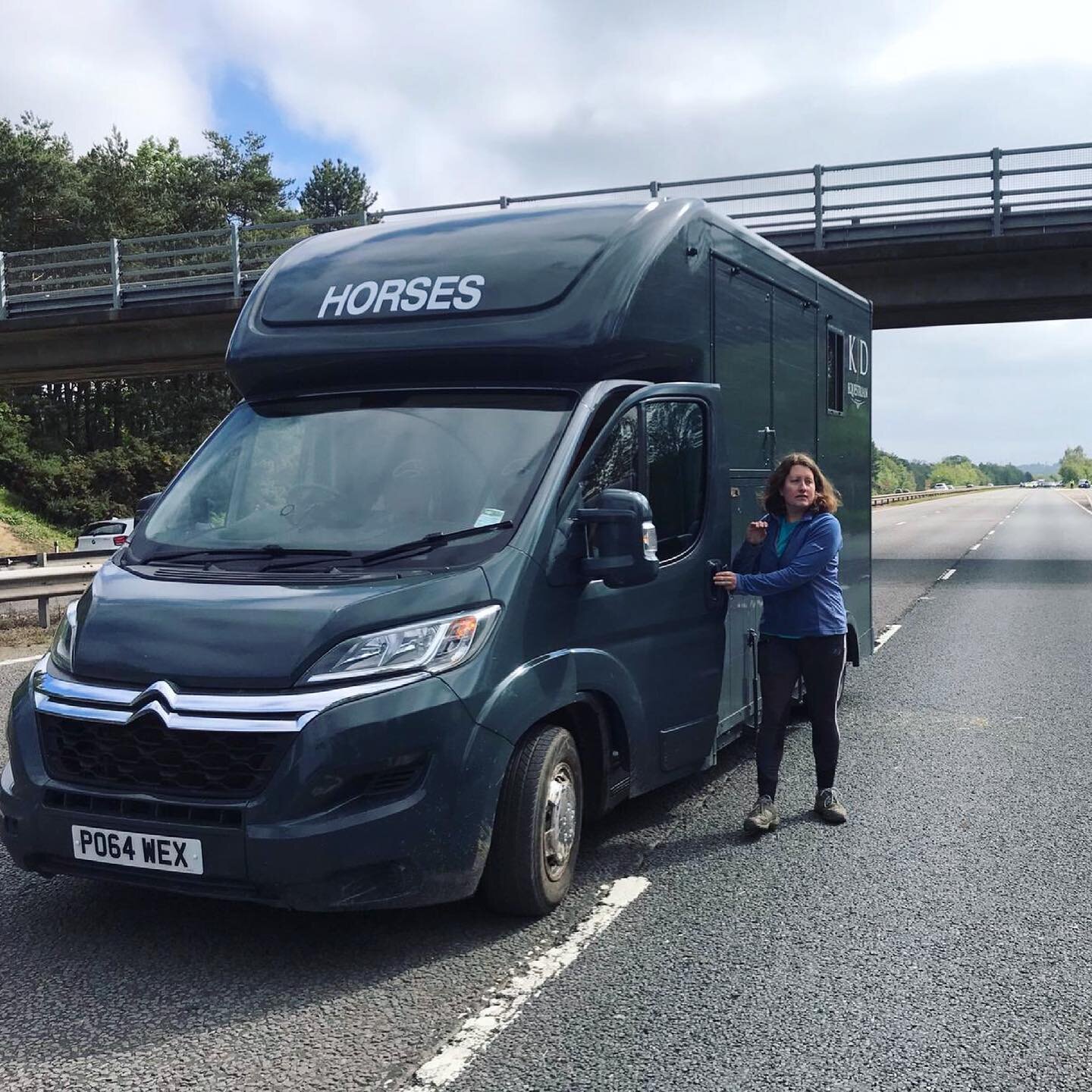 Well done to @ems_barton for rescuing horses from a broken down trailer on the A3 earlier this week. Little Lorry to the rescue!! 🤗