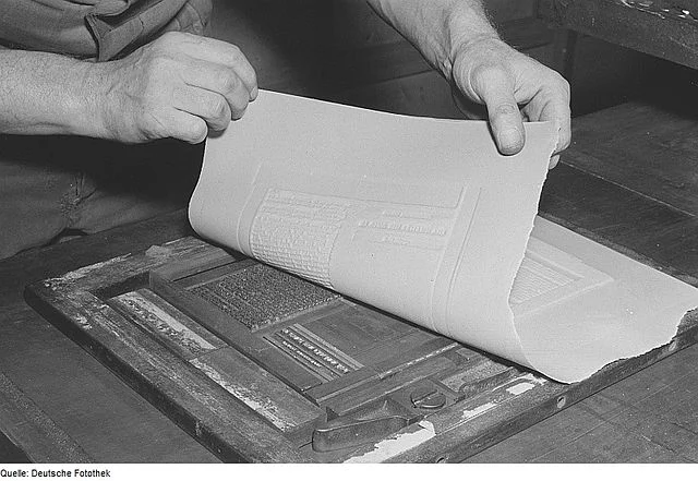 A stereotype plate being made. By Deutsche Fotothek, CC BY-SA 3.0 de. Wikicommons.