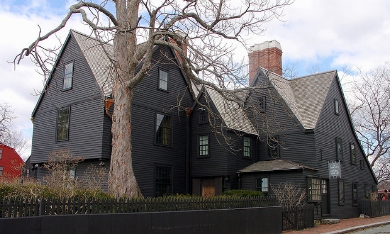The House of the Seven Gables via Elizabeth Thomsen . 