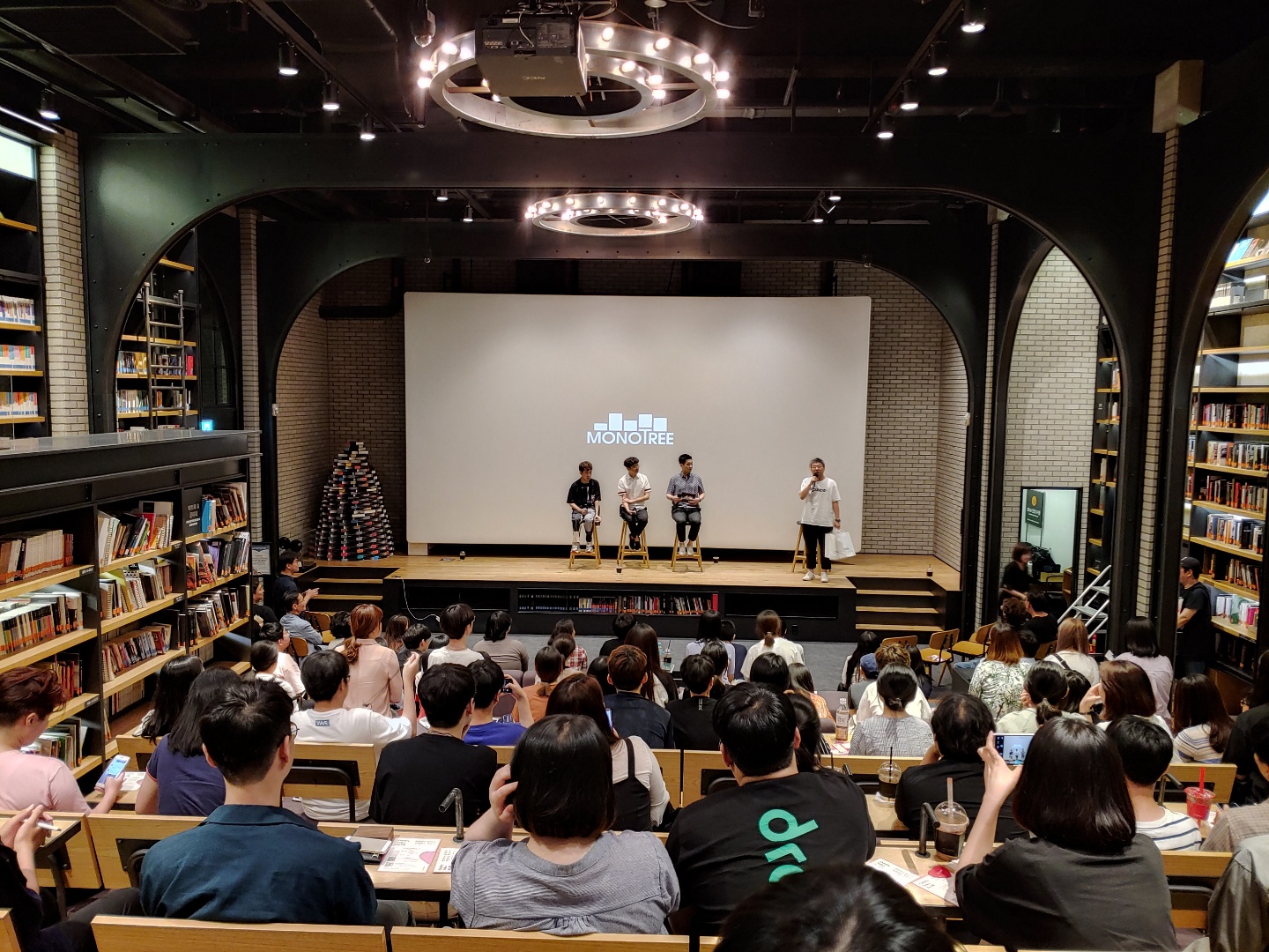 프로듀싱의 여러 형태 ex) 이달의 소녀 ©모노트리