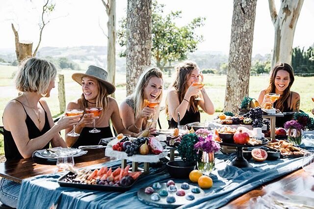 A picnic feast in fairyland for @moonshinewomen at @byronviewfarm a few moons back 🙌🏽🍇🧺
&lowast;
&lowast;
&lowast;
&lowast;
&lowast;
#picnic #platters #byronbayattractions #eventcatering #byronbayevents #hensparty #eattherainbow #420 #vegan #vege