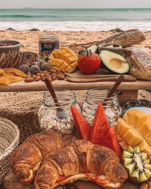 Breaky on the beach in Byron Bay is a must if your on holidays, a quick business trip or even if you live in the area and haven&rsquo;t made time for it much. Get in touch with us and we can make it happen like magic 🧺✨🥥
&lowast;
&lowast;
&lowast;
