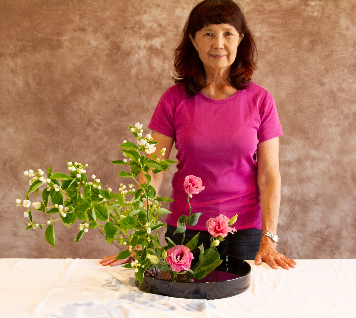 Yoriko Mogharabi demonstrates moribana slanting style.
