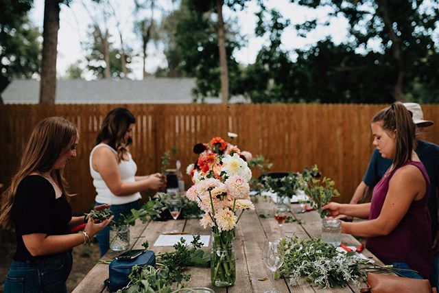 A few frames from a dahlia arrangement workshop with @ladybirdpoppy at @citygalfarms. What a lovely evening at such a dreamy little oasis in the city ✨