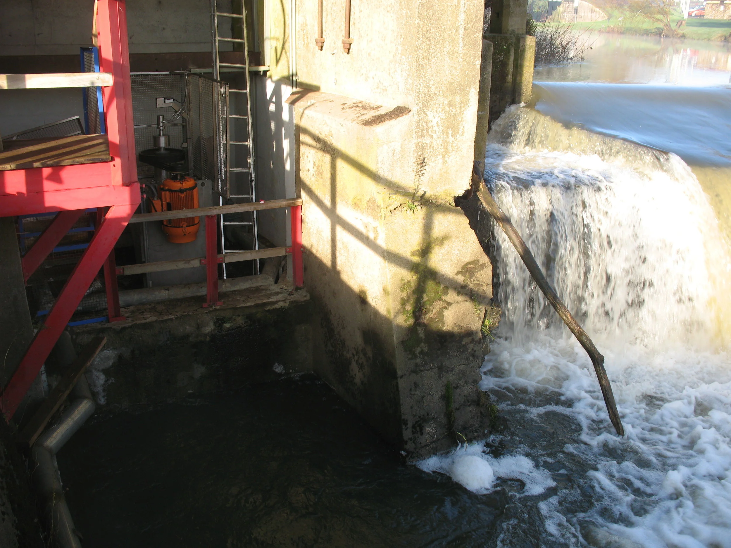 looking at wier and power house.JPG