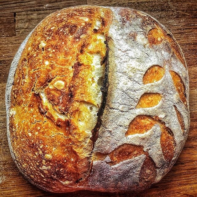 Sourdough bread is wonderful craft, joy to make and absolutely yum to eat. 😋🤤 .
Yesterday I was busy making different loafs, testing new flours in a new environment.
The result it was good, giving the fact many elements are new to me. 
It was fun t