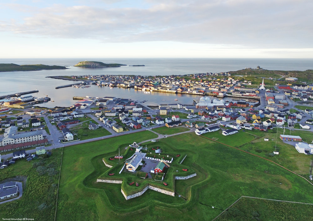 Vardøhus Fortress is the northernmost fortress in the world. The first fortress was ordered and built by King Håkon V Magnusson and was completed around 1300. The octagonal fortress was built between 1734 and 1738. The fortress is centrally located in Vardø, a stone's throw from the harbour and the hotel, with a great view over Bussesundet and the mainland. In the background of the picture above you see Hornøya bird cliff and lighthouse.