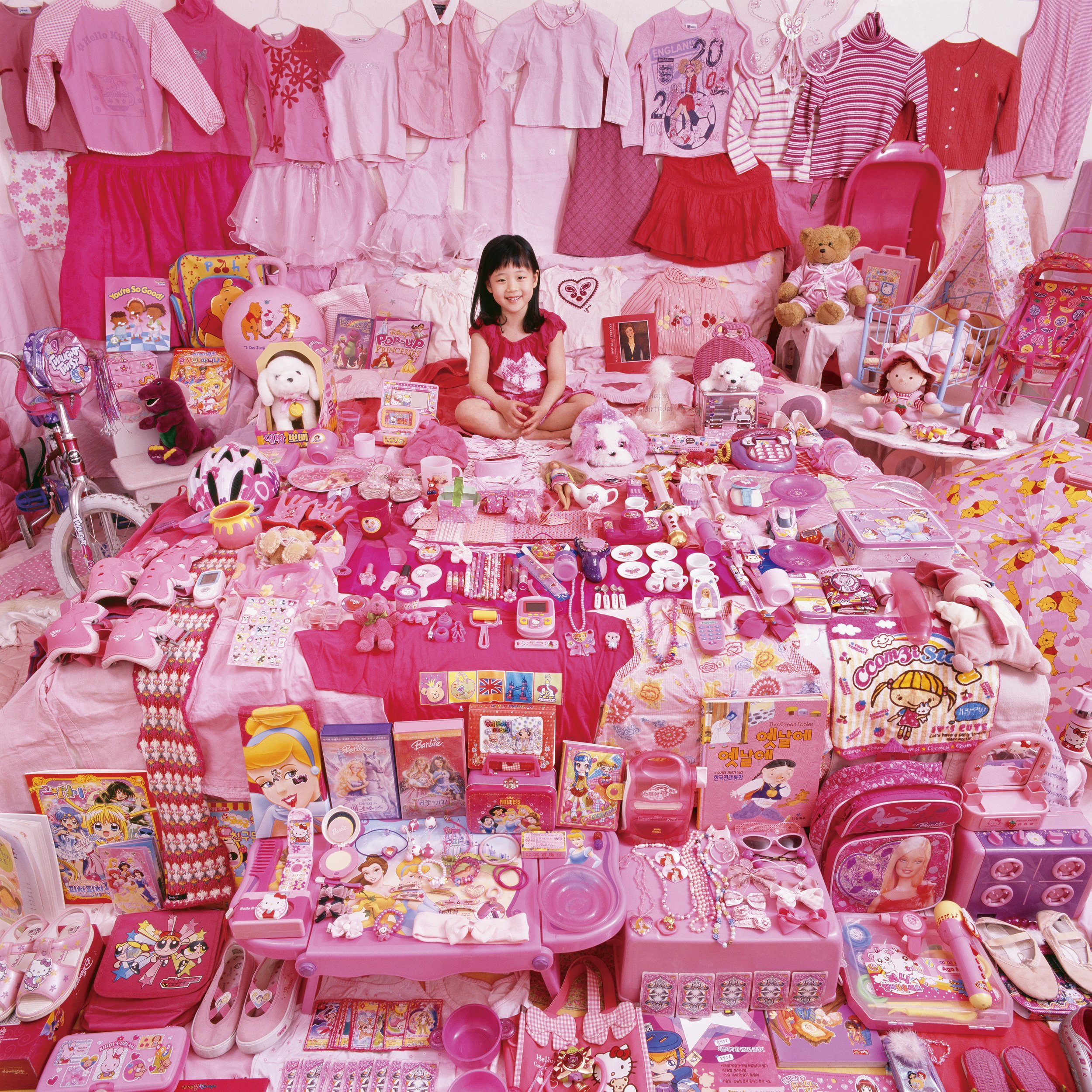 The Pink Project 1 - Jiwoo and Her Pink Things, Seoul, South Korea, Light jet Print, 2007 복사.jpg