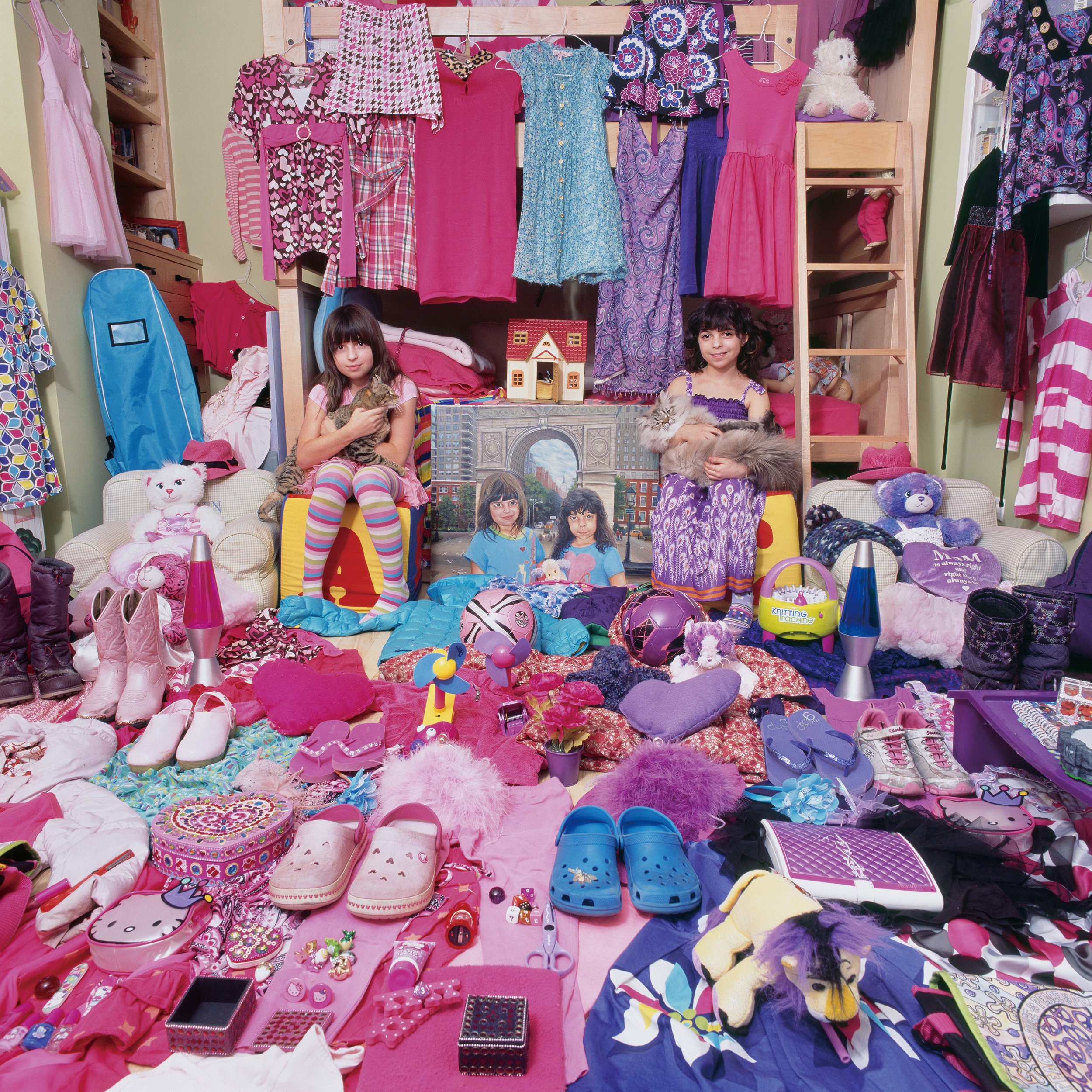 The Pink Project 3 -Lauren & Carolyn and Their Pink & Purple Things, New York, USA, Light jet Print, 2015 복사.jpg