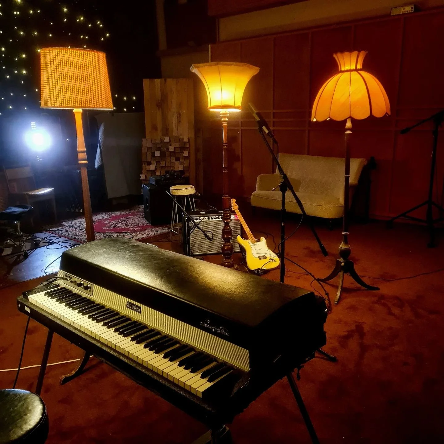 We made the studio nice and pretty over the last couple weeks for @nexusarts Interplay live video sessions!
An awesome collaboration with @shoe_pan @ella_burton @astravadoulis on video and @james.brown.music on audio
featuring fabulous artists @ms.