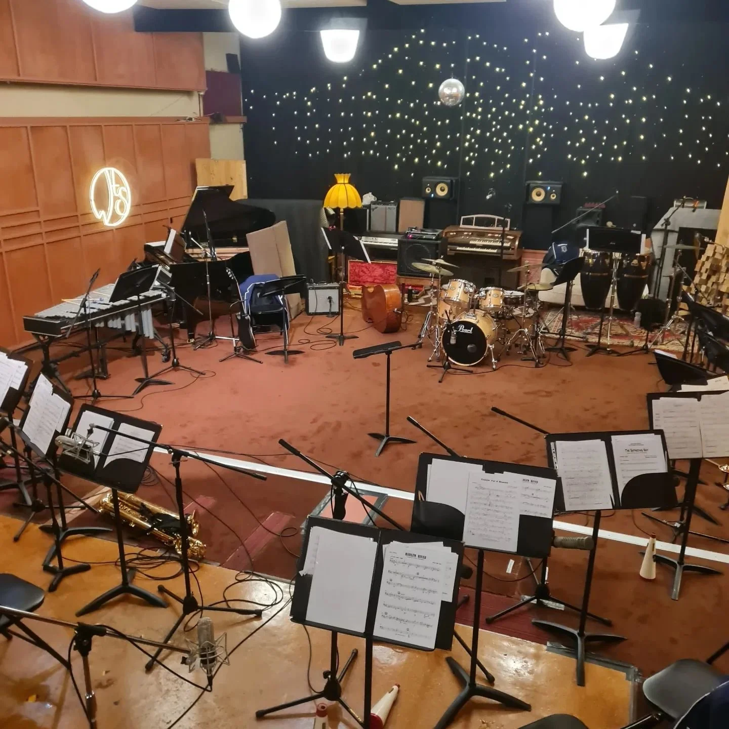 Full big band setup in our big room! 5 trumps, 5 troms, 5 saxes, drums, bass, percussion, piano, guitar and.... vibes. Phew!
Only had the chance to grab one photo during lunch, because as it turns out running a session with 20 plus musicians with 2