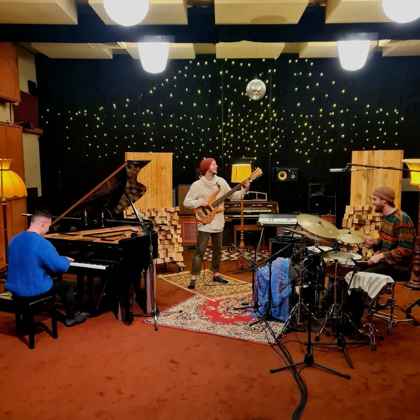 Live in studio filming! 
1. @auspicion_band
2. @andrewcaseyjamz
3. @zed.crawford 
4. @jackcrawford.music 
5. Behind the audio scenes 😯
One shot one takes with @flowingfilms behind the lens
👌🏼