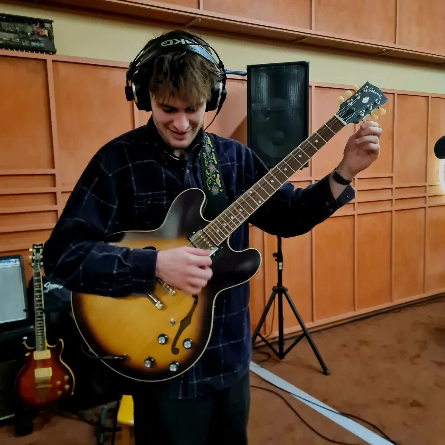 Calling Leo. Three fiiiiiiiiine musicians and humans.
Stay tuned for this record!
Here are some photogs of their recent session, featuring a few nerdy pictures of microphones for good measure.
Recorded by jb ( @james.brown.music )