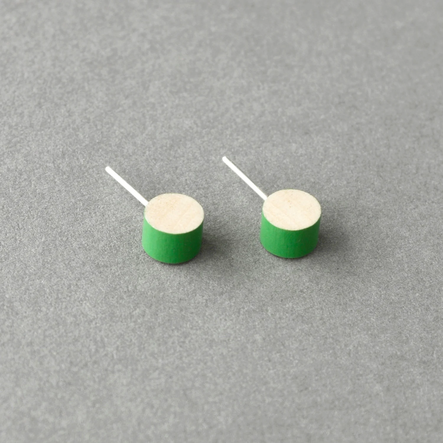 8mmcircleStudGreenEdge45Grey.jpg
