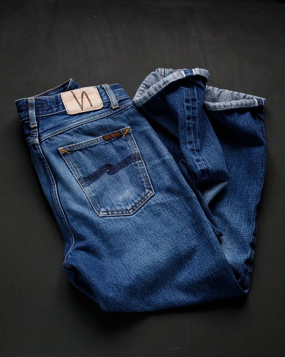 Nudie Jeans - hergestellt aus 100% Bio-Baumwolle. Regular Fit Jeans aus Dry Selvage Denim, gewebt in der legendären Denim-Stadt Kojima, in Okayama, Japan.