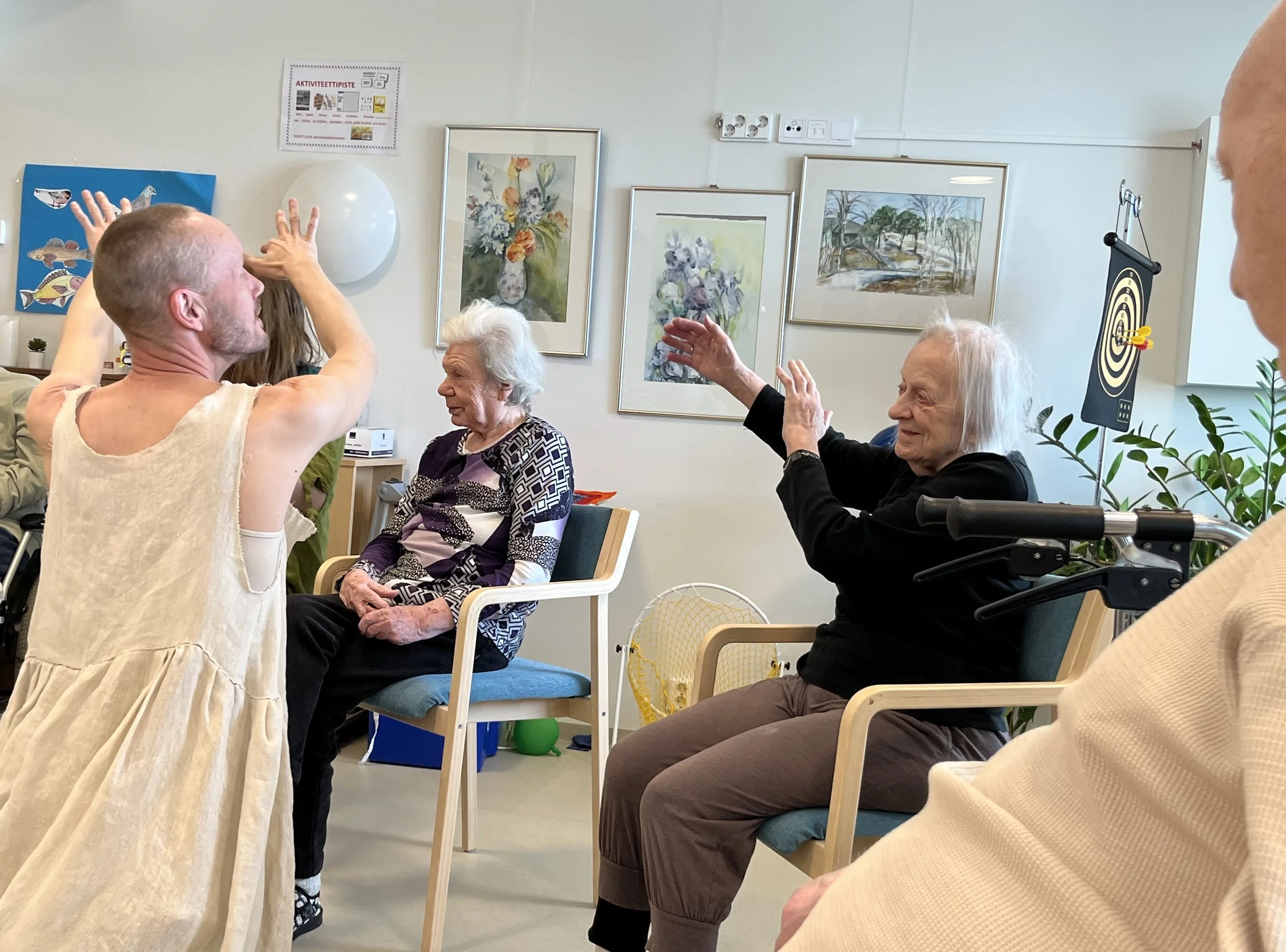 DANS_HAV_TANSSI MERI_ DANCER_KENNETH CARLSON_ REHEARSEL AT MYLLYPURO SENIOR CENTER_ PHOTO SOPHIA FRYKSTAM.jpg