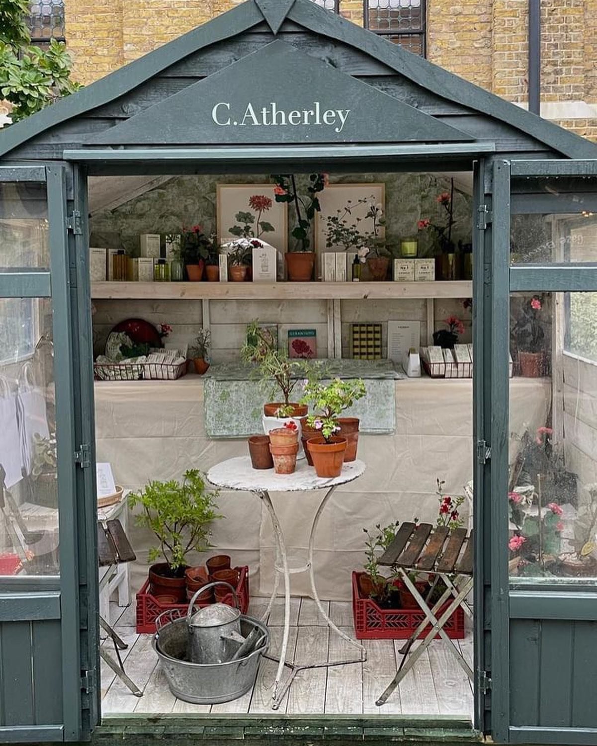 @c.atherleylondon pops up in Chelsea! 🌹

Maybe, like us, you&rsquo;re NOT going to the Chelsea Flower Show, but will be hanging around its fringes, taking in Belgravia in Bloom and Chelsea in Bloom, where there are lots of floriferous displays entir