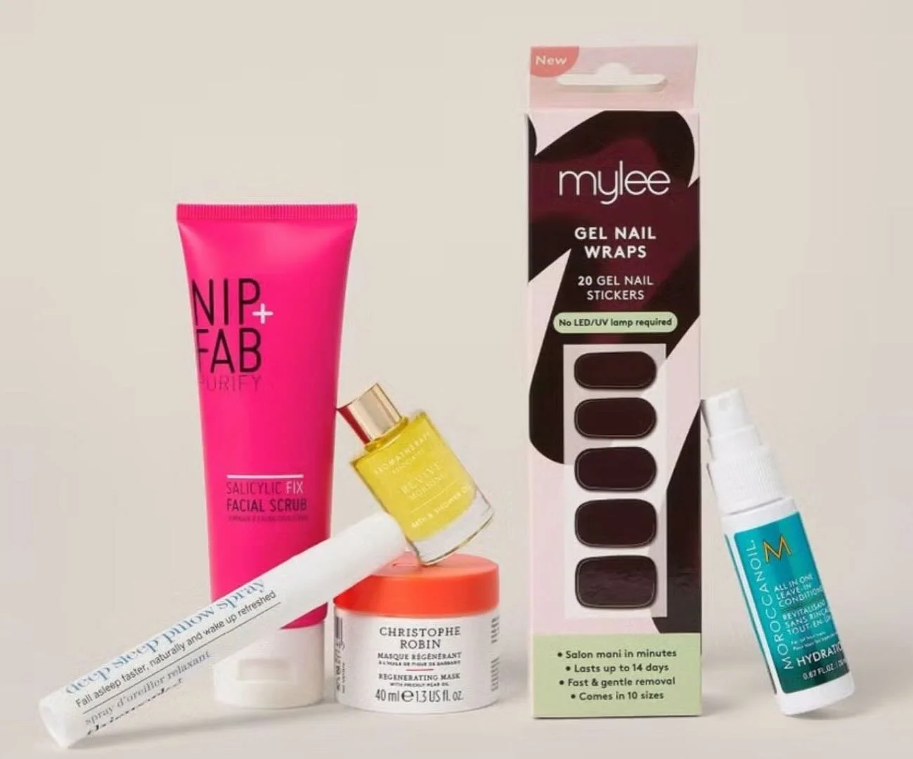 Weekend Steal: @lookfantastic December Beauty Box 💝

The quickest glance at the contents list for the box, and we did a double take &ndash; because almost all the products on there are absolute staples, for us. Beauty boxes are only a bargain when y