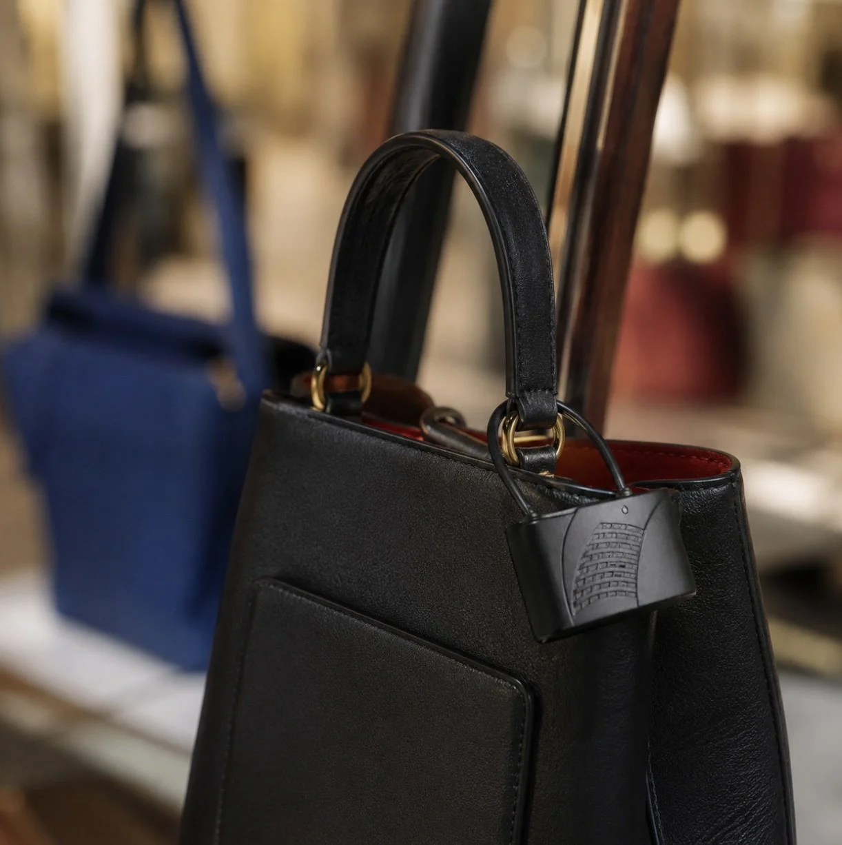 Cable-Lock-Tag-On-Purse.jpg