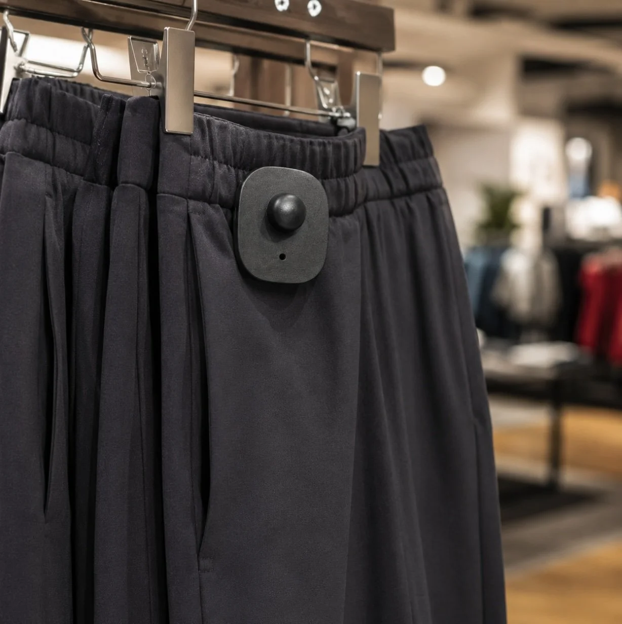 Mini-Hard-Security-Tag-On-Pants.jpg