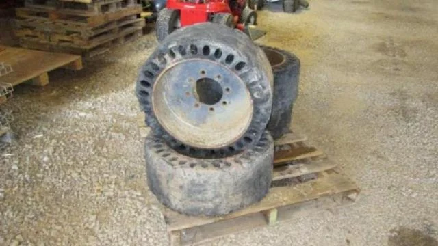 4 Solid Deal  31x6x10 Skid Steer Tires (10.24.15).JPG