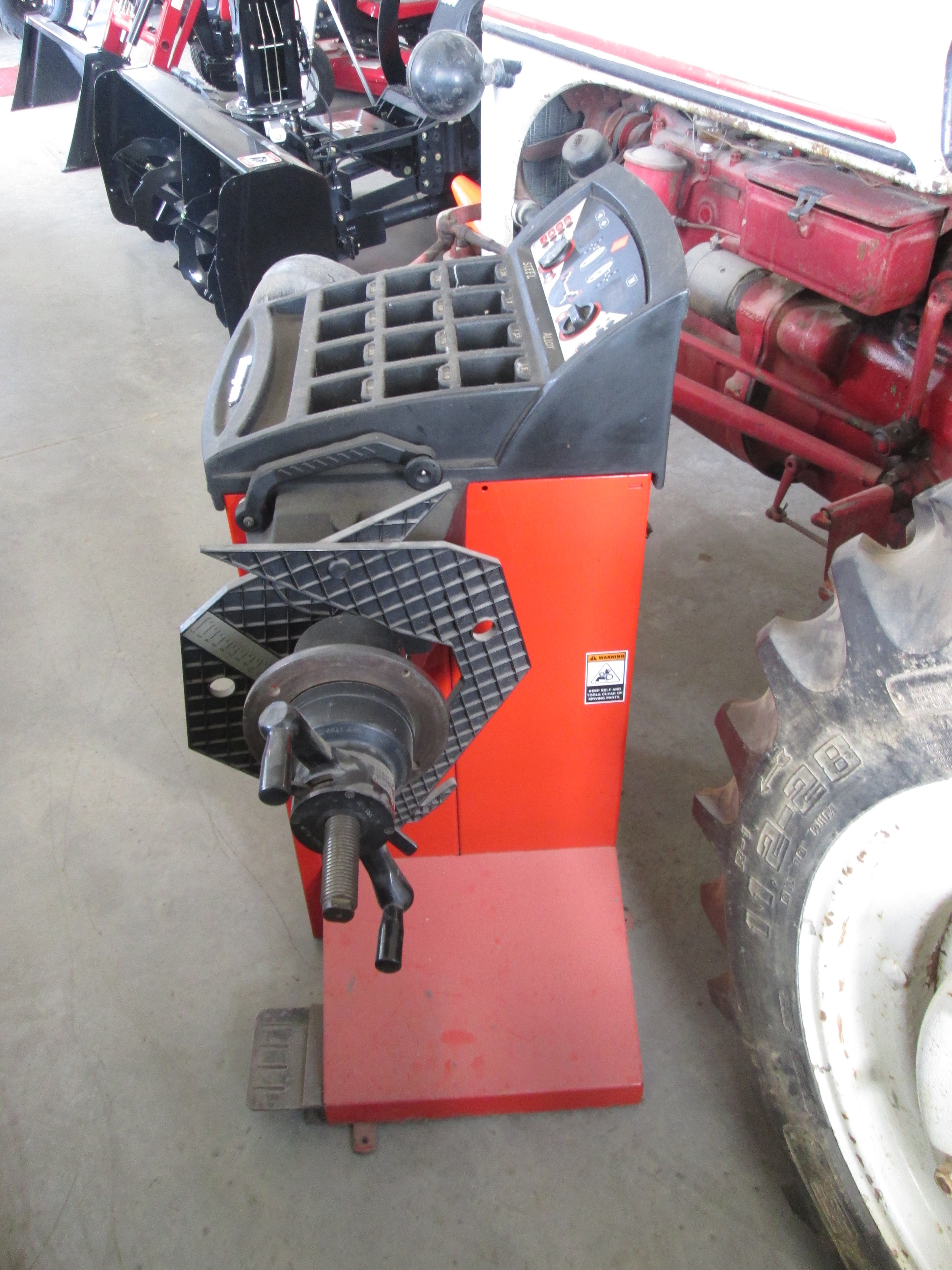 U089 Snap On EEWB305ARA Wheel Balancer — Carroll Equipment CNY'S