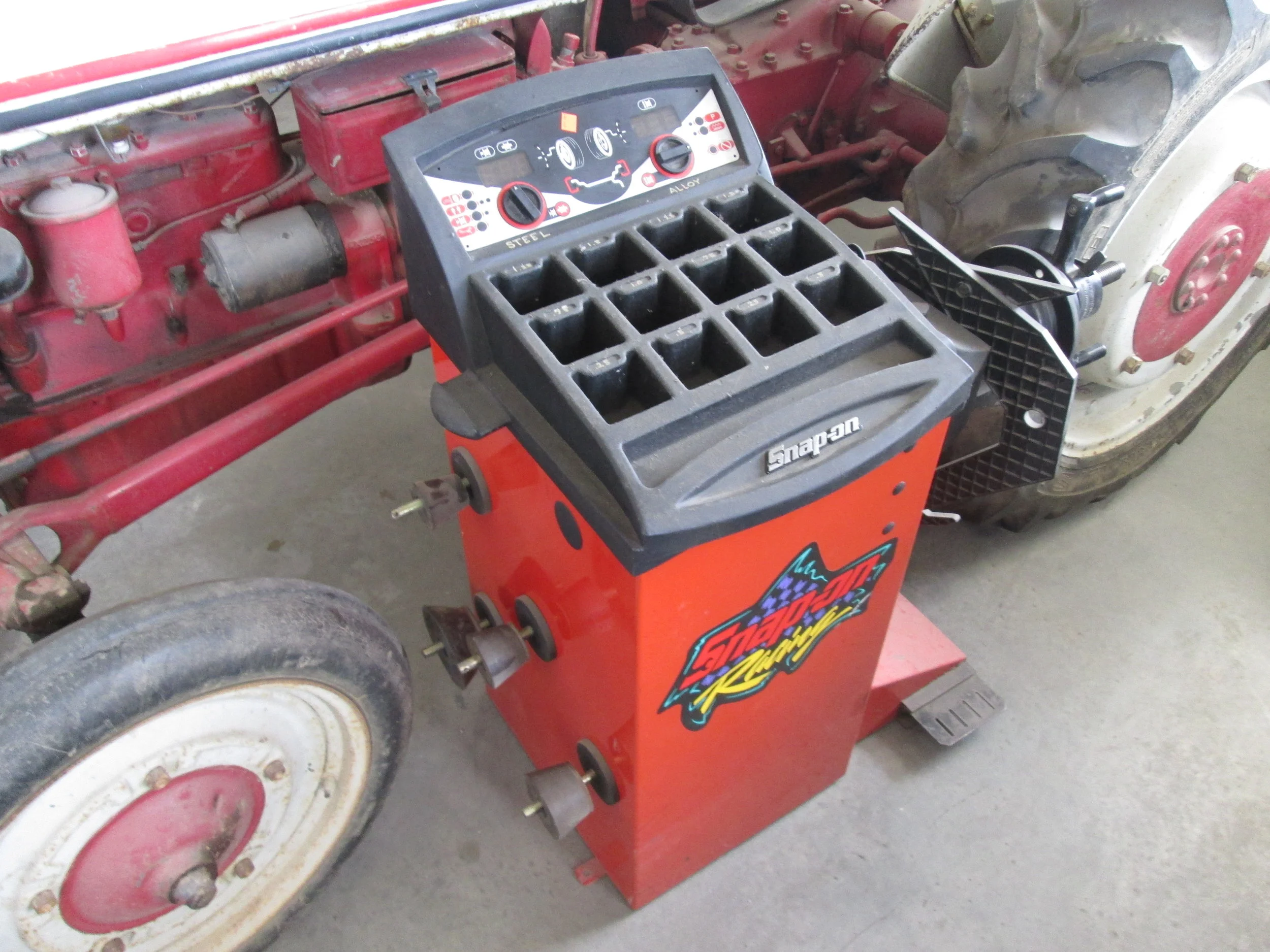 U089 Snap On EEWB305ARA Wheel Balancer — Carroll Equipment CNY'S