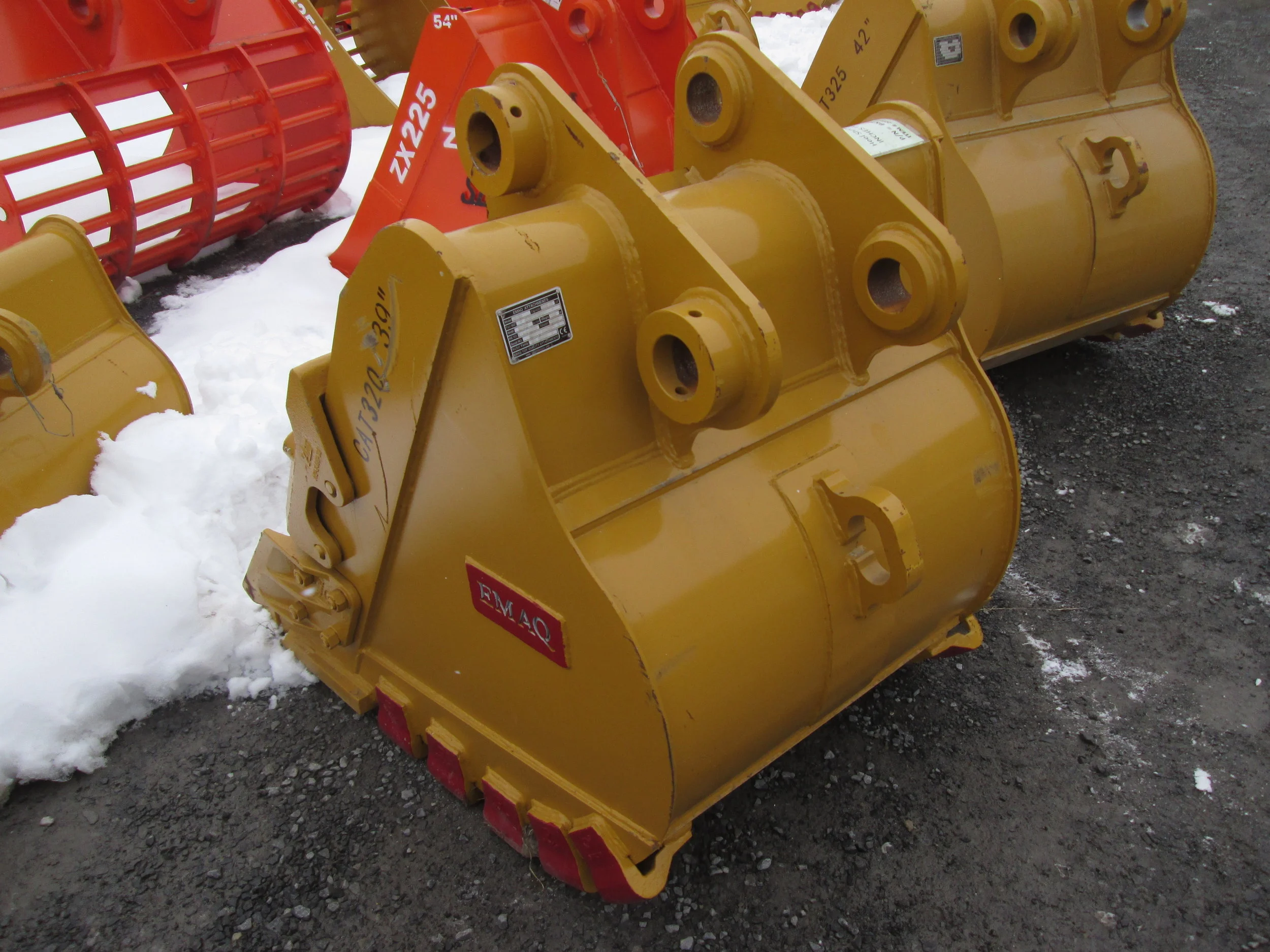 6040 39" New EMAQ Tooth Bucket CAT 320323 Hitachi John Deere 150200