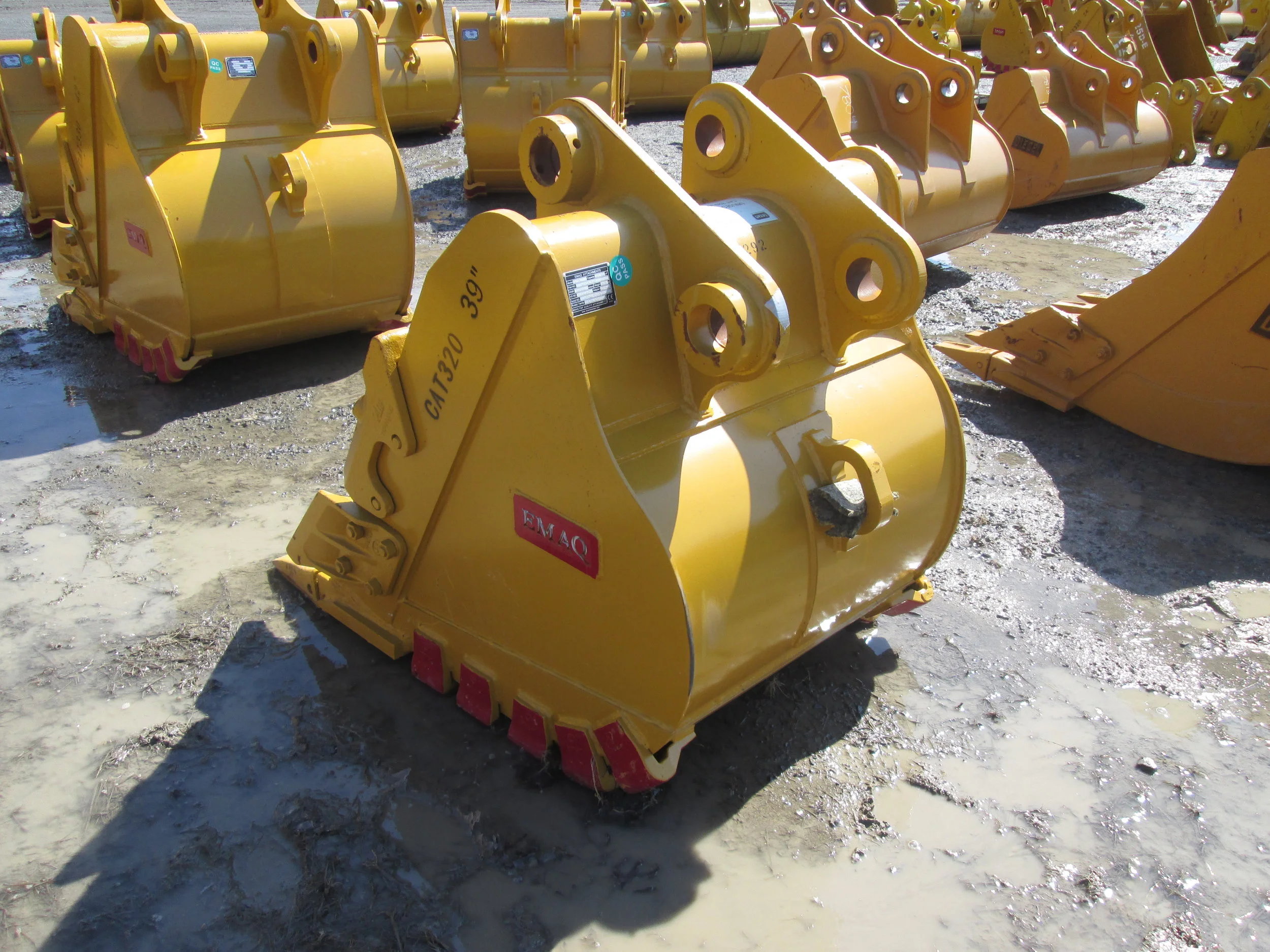 2391 EMAQ 39in HD Tooth Bucket (3.20.19) a.JPG