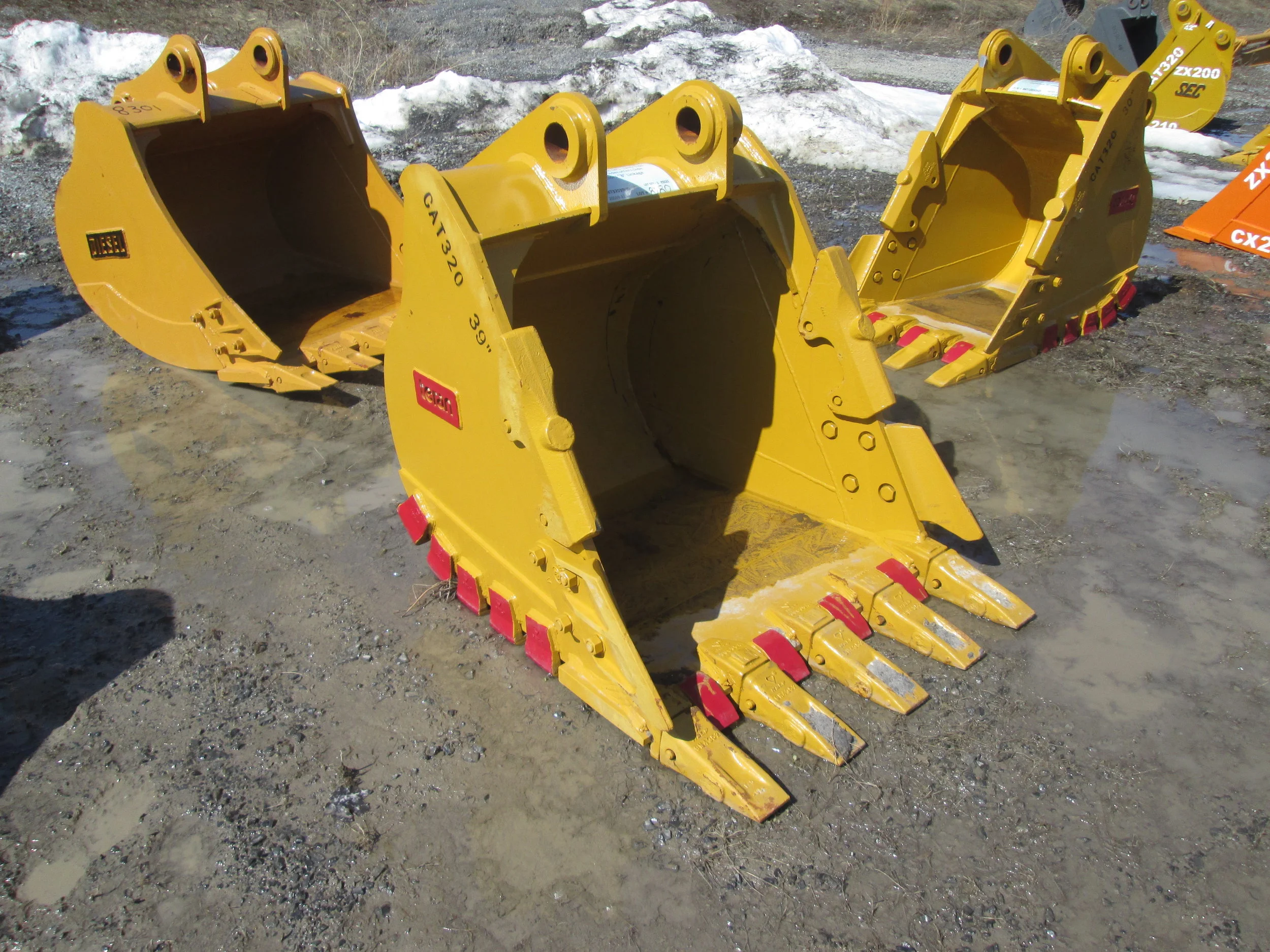 2391 EMAQ 39in HD Tooth Bucket (3.20.19).JPG