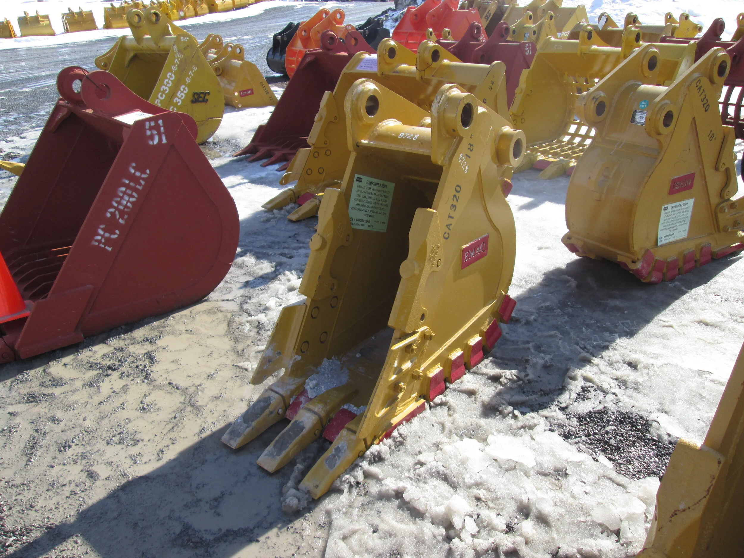 #2120- 18" NEW EMAQ/HD Tooth Bucket CAT 320-323, Hitachi, John Deere 150-200 - REGULAR PRICE $4,198.95 CASH OR WIRE TRANSFER PRICE IS