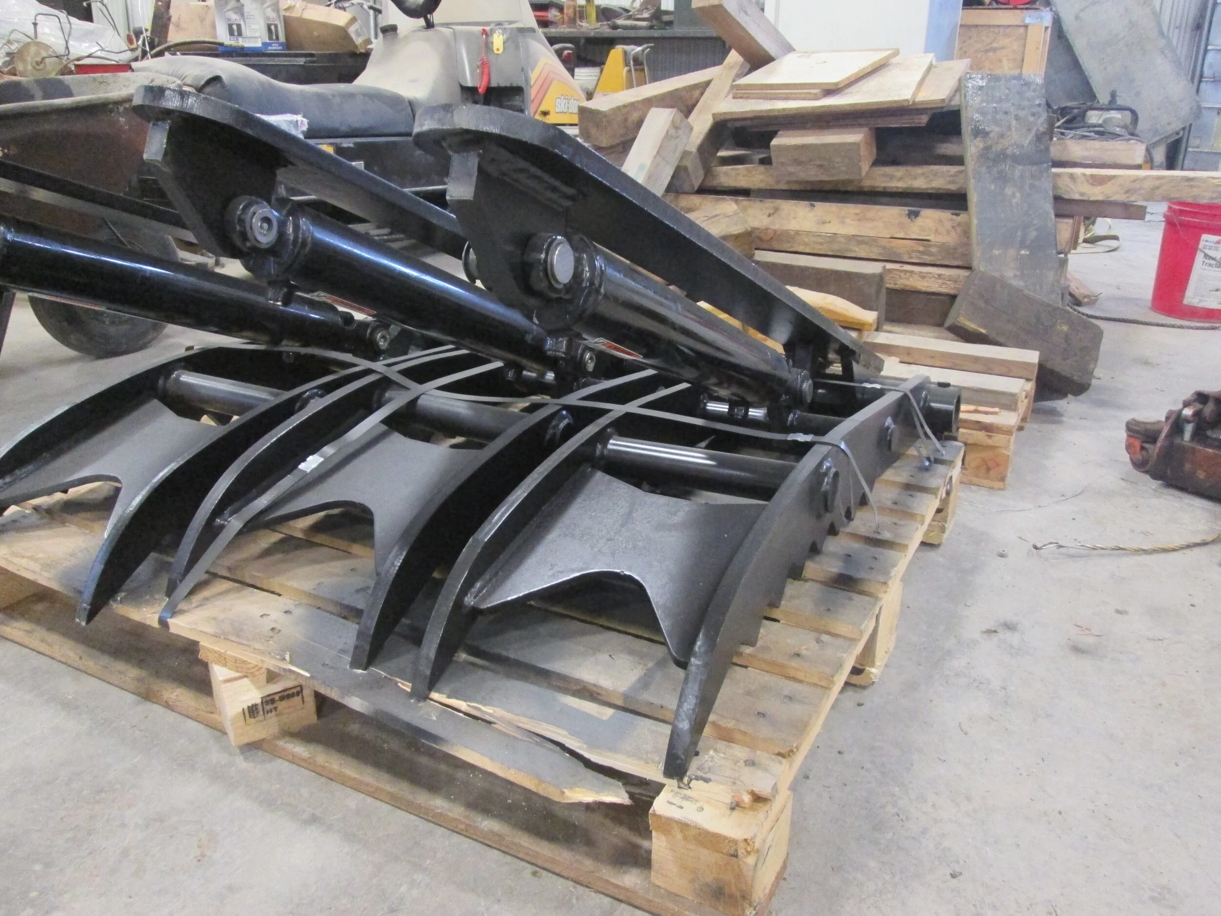 #4303- NEW 4000 Series CE Hydraulic Thumb - REGULAR PRICE $3,463.95 CASH OR WIRE TRANSFER PRICE IS