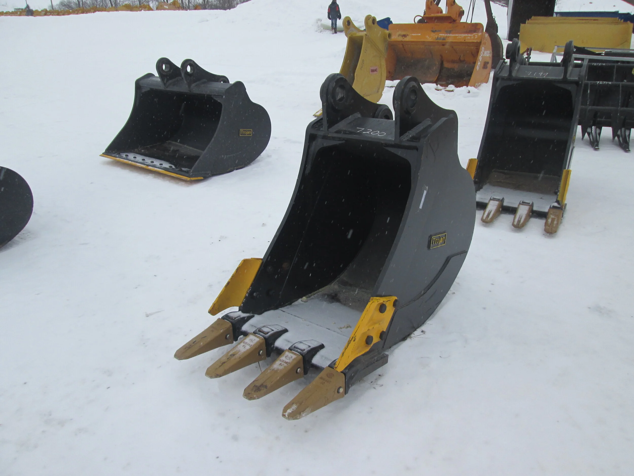 #7200 -New 30" Trojan/DE Tooth Bucket Fits Komatsu PC200, CAT320-323, John Deere 150  - REGULAR PRICE $4,513.95 CASH OR WIRE TRANSFER PRICE IS