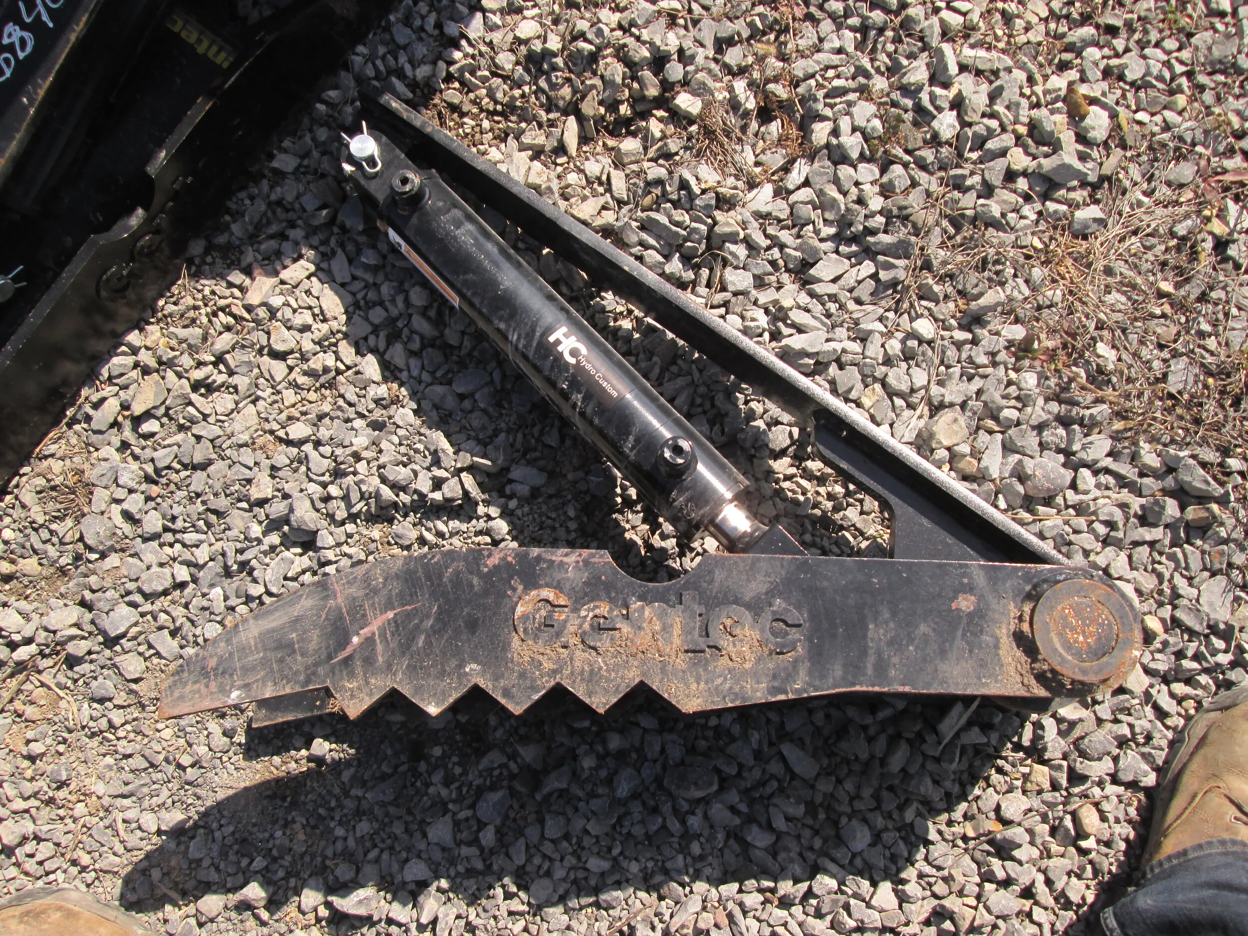 #6839- NEW Gentec 3000 8"X30" 2 Finger Hydraulic Thumb - REGULAR PRICE $2,098.95 CASH OR WIRE TRANSFER PRICE IS