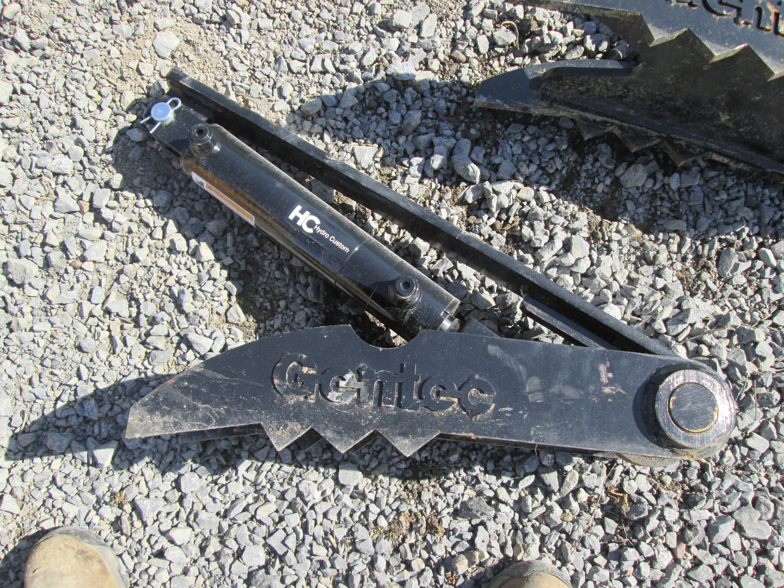 #6842- NEW Gentec 2400 8"X24" 2 Finger Hydraulic Thumb Fits 6-11K Machine - REGULAR PRICE $1,993.95 CASH OR WIRE TRANSFER PRICE IS