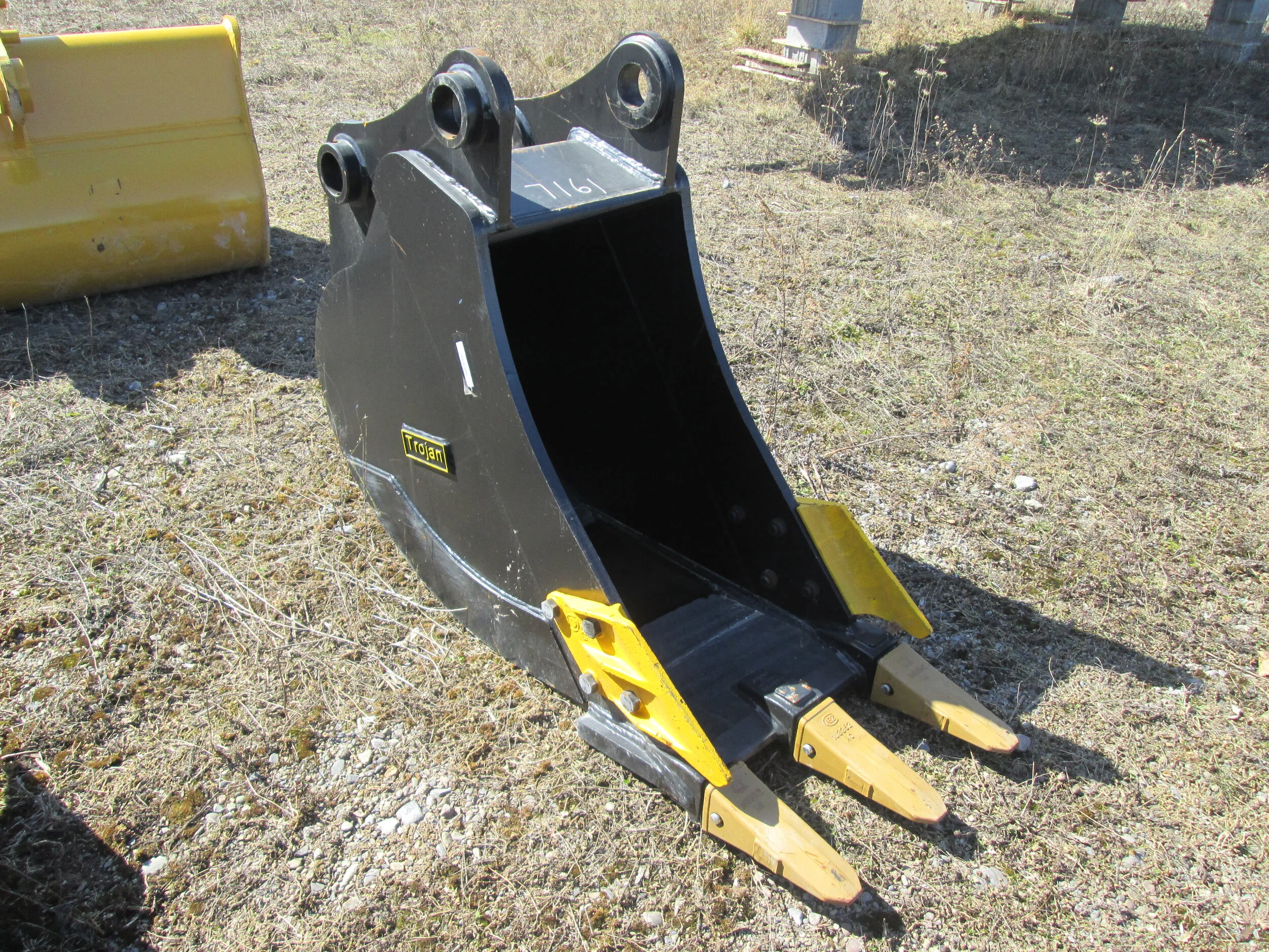 #7161- New 24"  DE Tooth Bucket CAT320, Hitachi, John Deere 150  - REGULAR PRICE $4,198.95 CASH OR WIRE TRANSFER PRICE IS